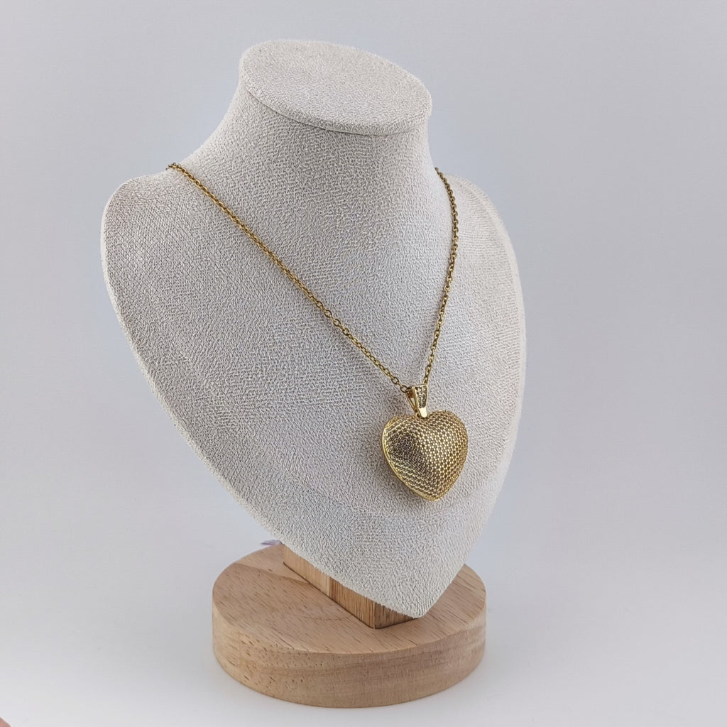 Gold wire, three-dimensional heart pendant studded with cubic zirconia and lace detail on the reverse | Hearts Collection – Amor Jewelry 