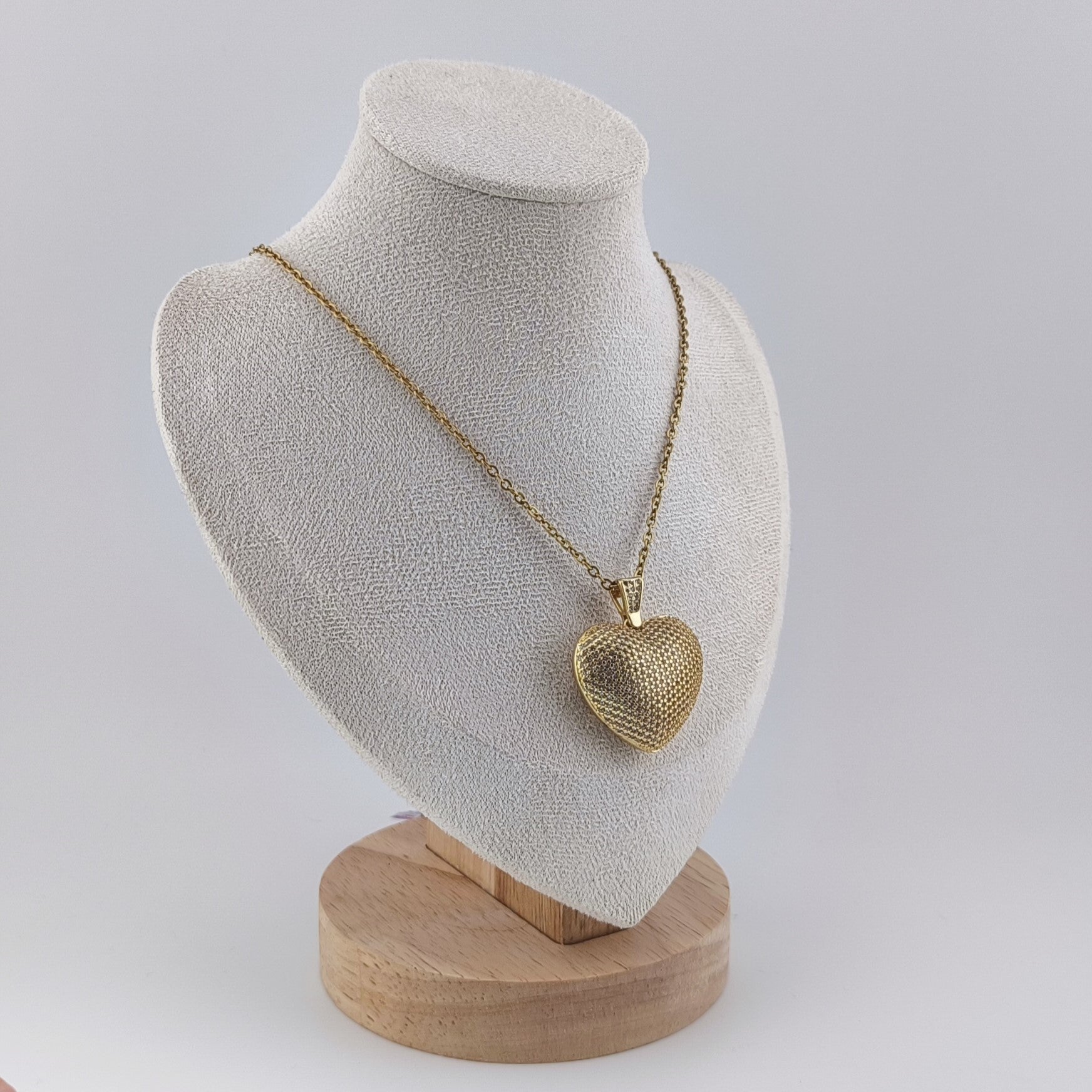 Gold wire, three-dimensional heart pendant studded with cubic zirconia and lace detail on the reverse | Hearts Collection – Amor Jewelry 