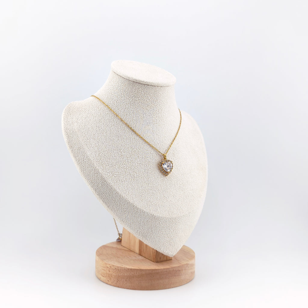 Gold-tone necklace with heart-shaped pendant and cubic zirconia stones | Hearts Collection – Amor Jewelry 