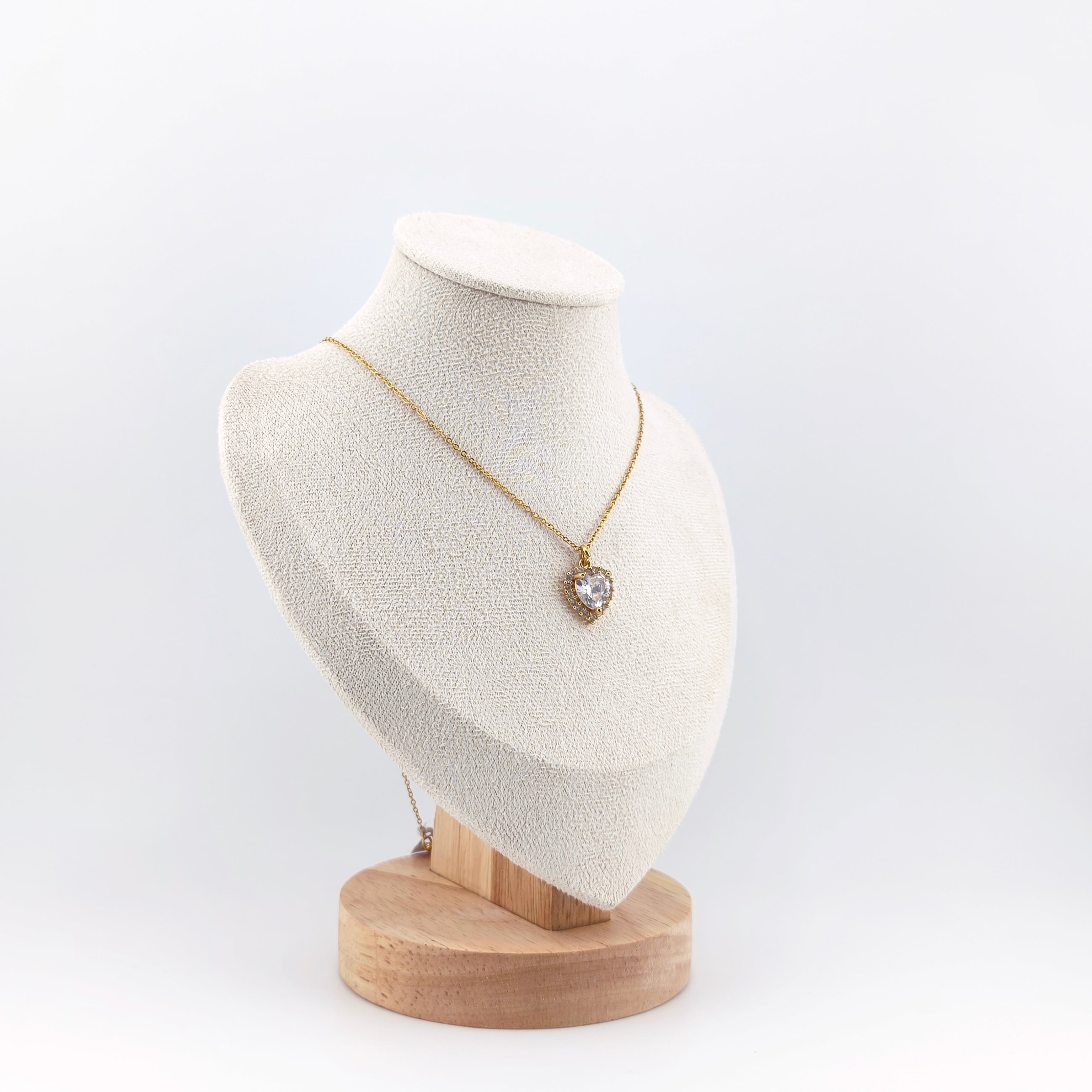 Gold-tone necklace with heart-shaped pendant and cubic zirconia stones | Hearts Collection – Amor Jewelry 