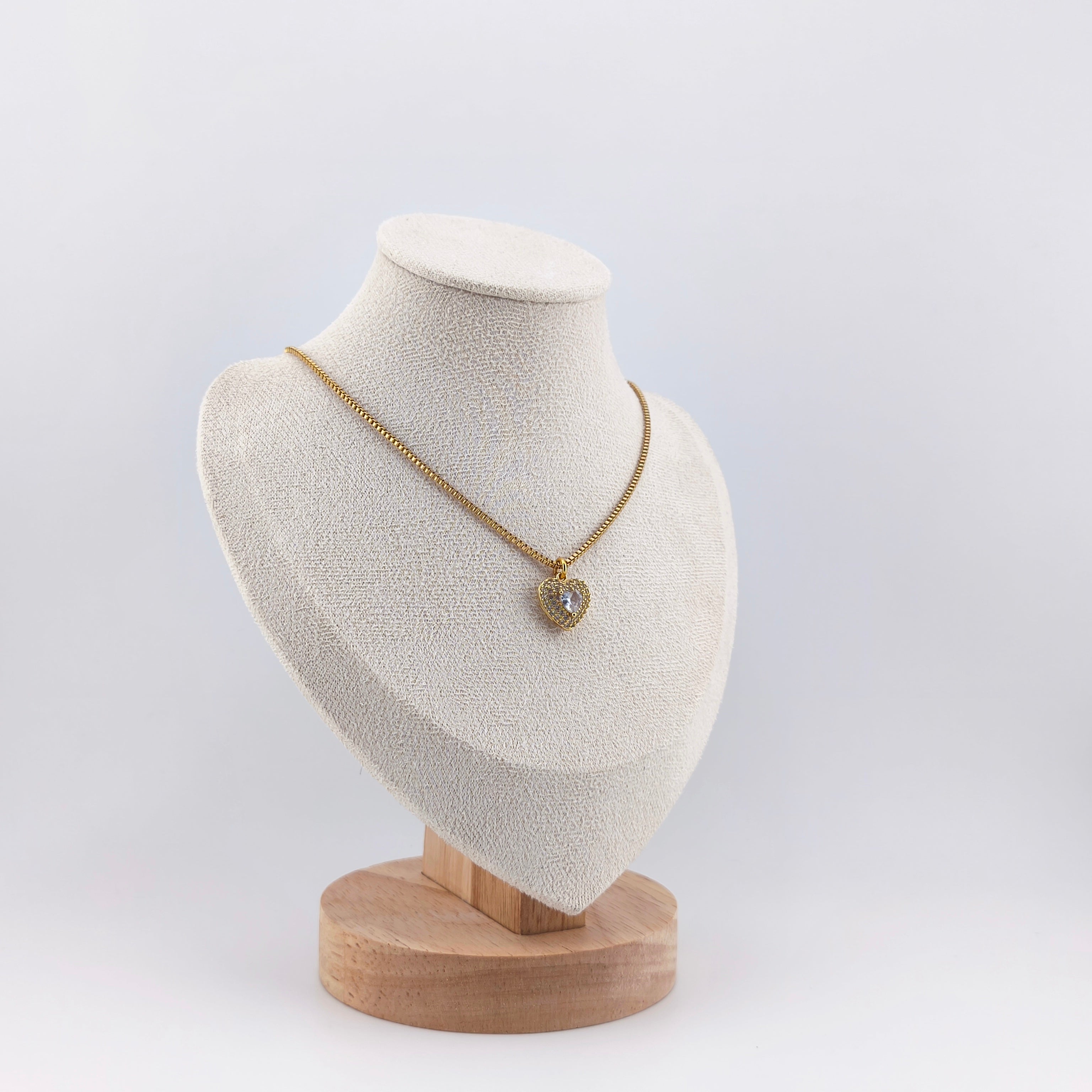 Gold-tone chain with three-dimensional heart pendant with cubic zirconia and lace detail on the reverse side | Hearts Collection – Amor Jewelry 