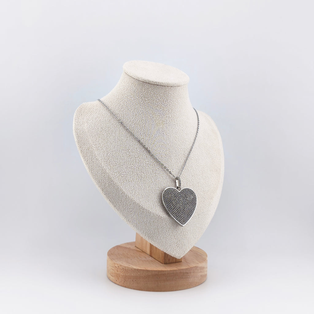 Silver wire, flat heart pendant set with cubic zirconia | Hearts Collection – Amor Jewelry 