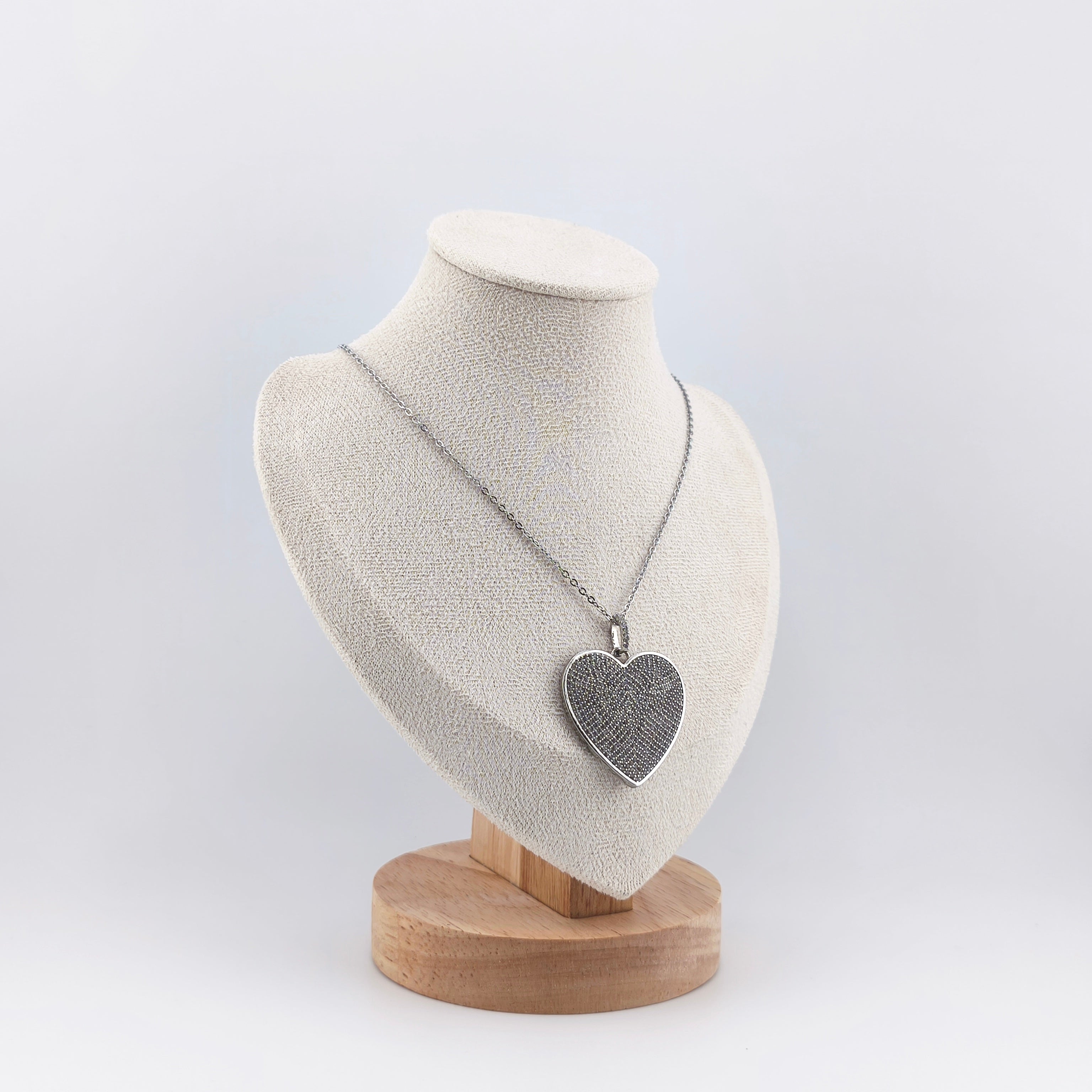 Silver wire, flat heart pendant set with cubic zirconia | Hearts Collection – Amor Jewelry 