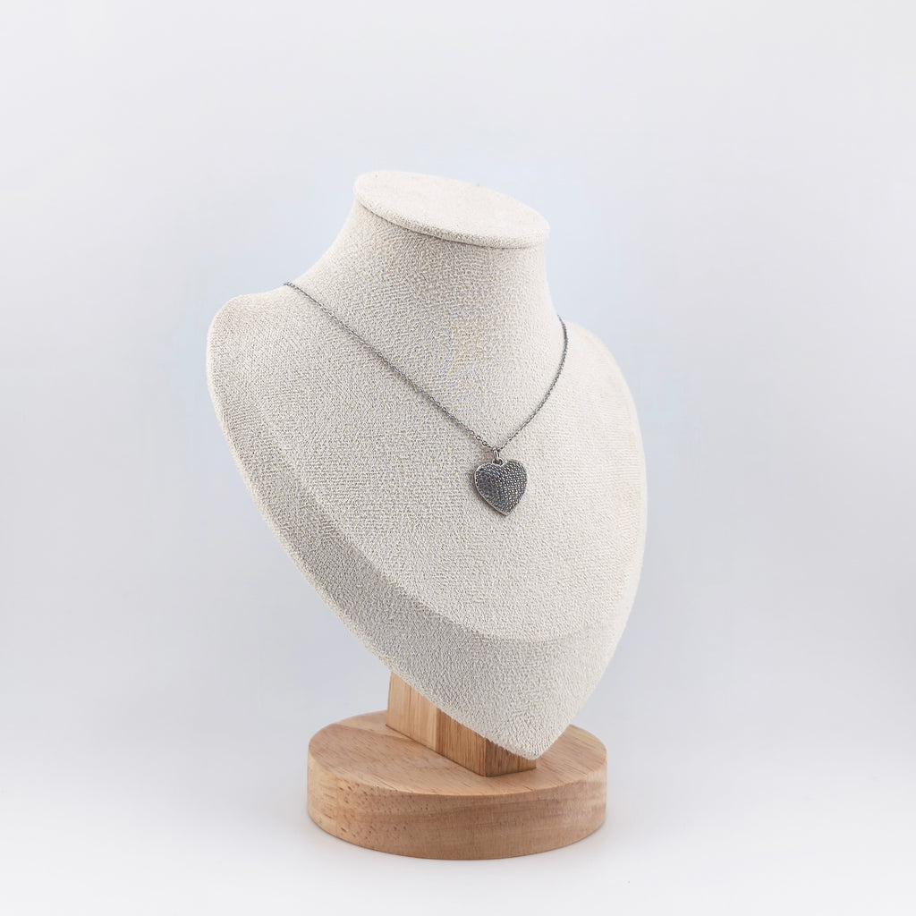 Silver-plated wire, concave heart pendant set with cubic zirconia | Hearts Collection – Amor Jewelry 