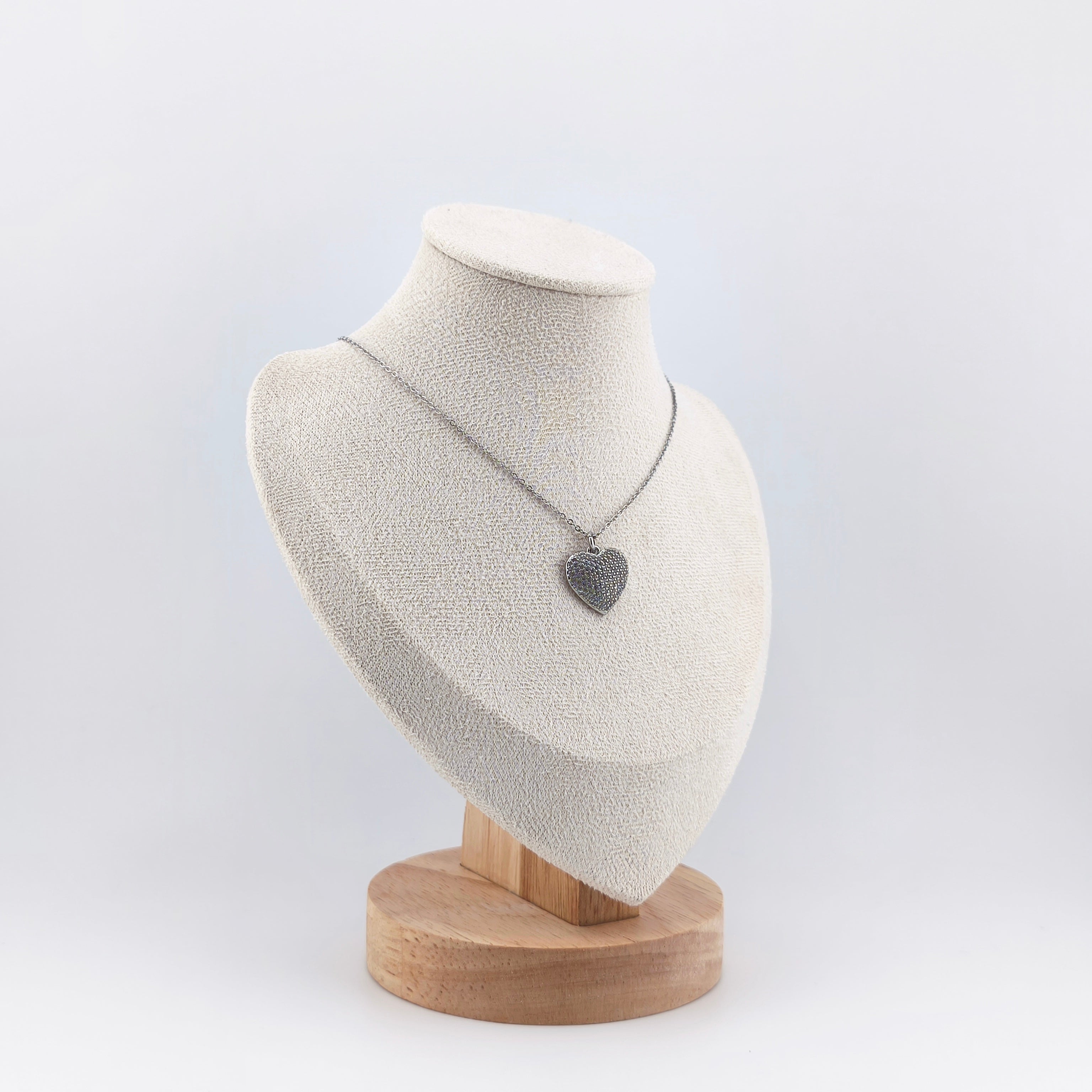 Silver-plated wire, concave heart pendant set with cubic zirconia | Hearts Collection – Amor Jewelry 