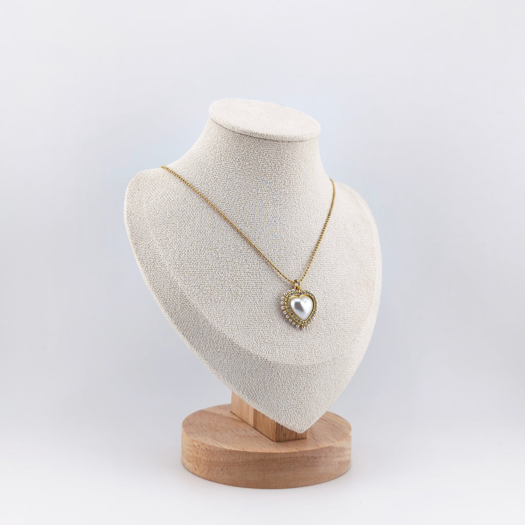 Gold-tone wire, heart-shaped pendant with a central synthetic pearl, surrounded by cubic zirconia and mini synthetic pearls | Hearts Collection – Amor Jewelry 