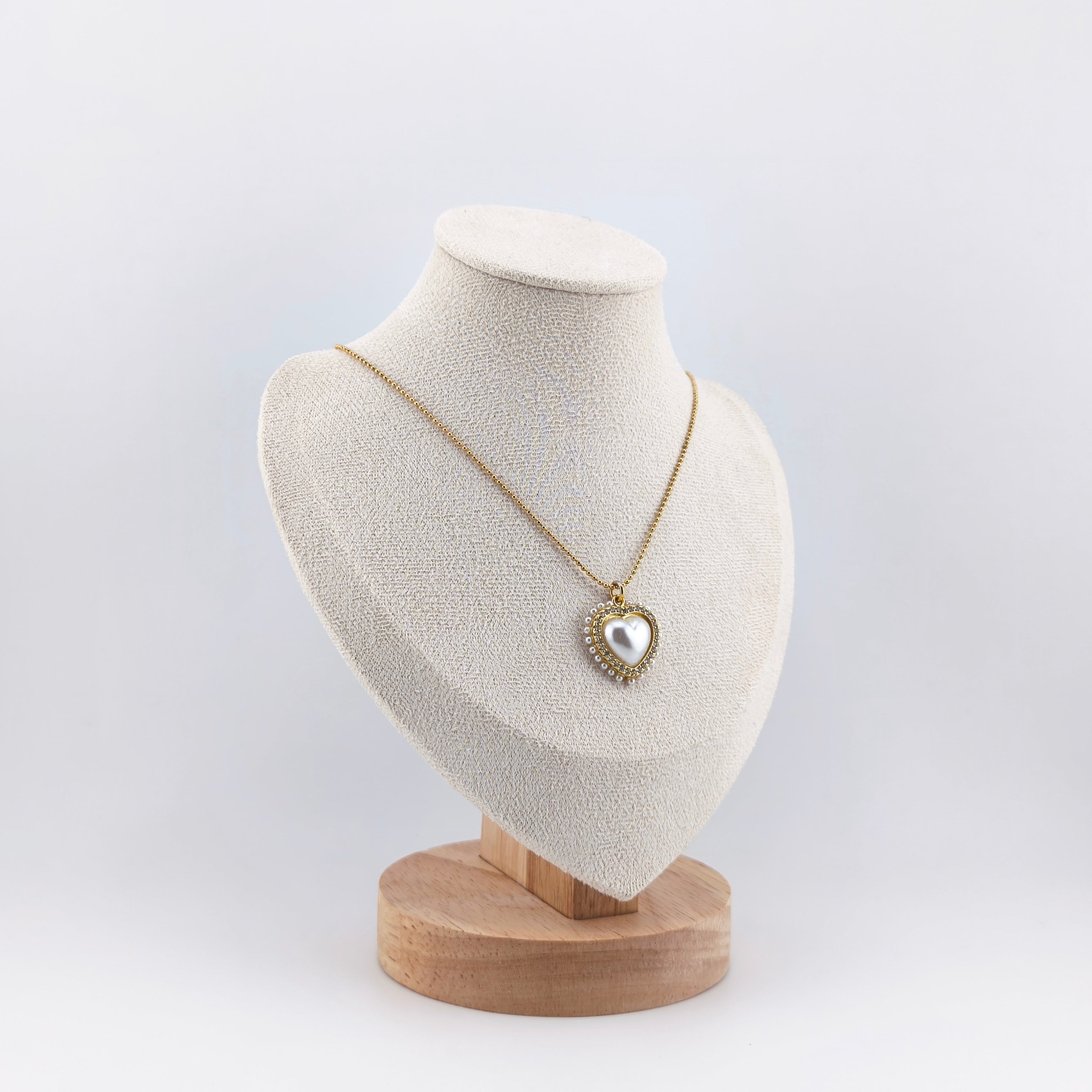 Fio Dourado, Pendente Coração Pérola Sintética Central com Zircónias e Mini Pérolas sintéticas à volta | Coleção Corações – Joias Amor