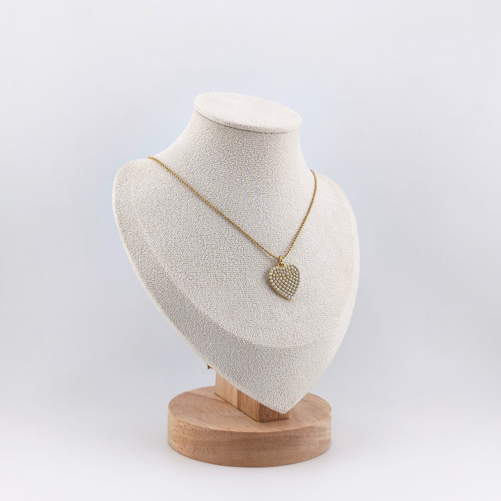 Fio em aço inoxidável com corrente bolinha e pendente em forma de coração plano cravejado com mini pérolas sintéticas. Coleção Corações | Joias de Amor