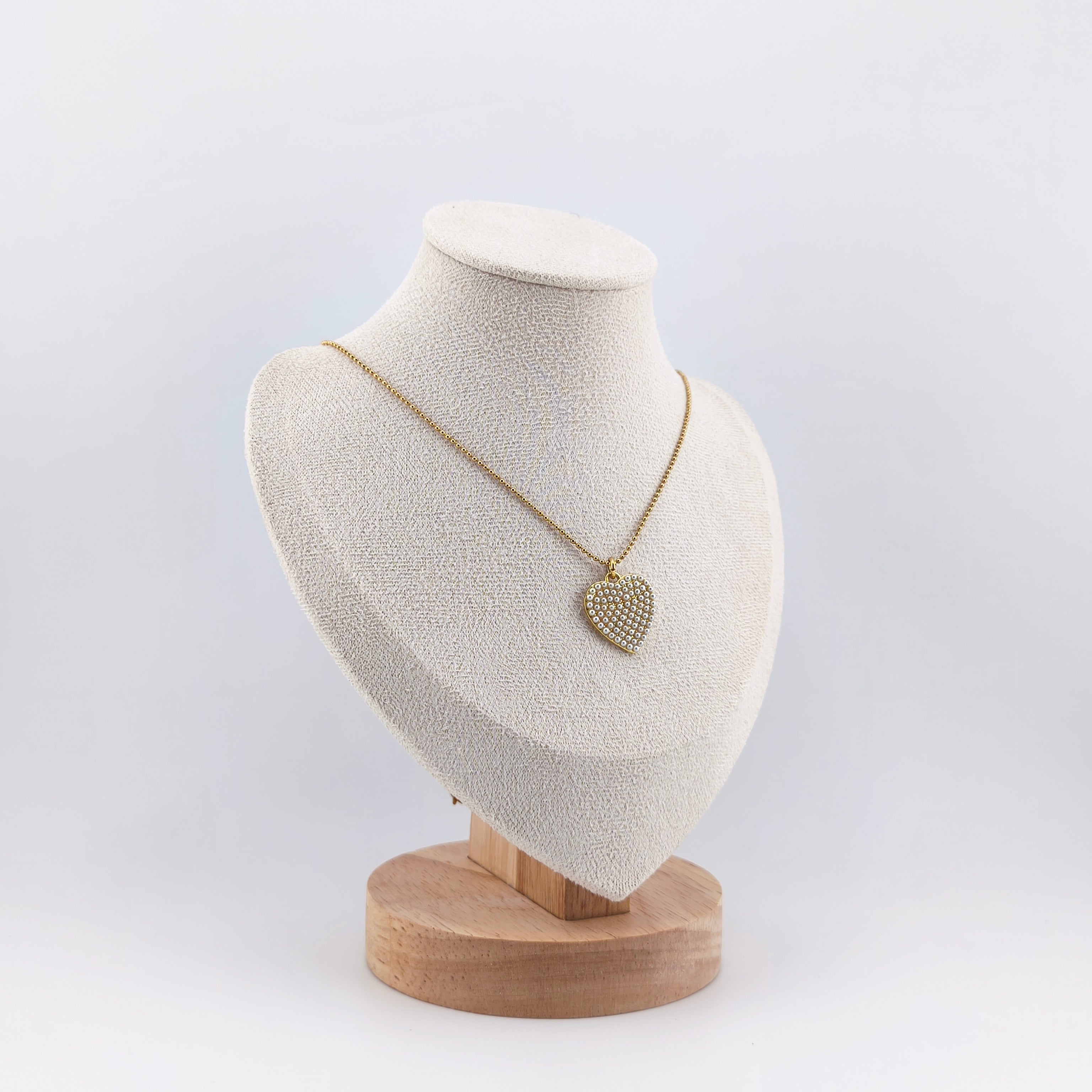 Gold wire, heart pendant studded with mini synthetic pearls | Hearts Collection – Amor Jewelry 