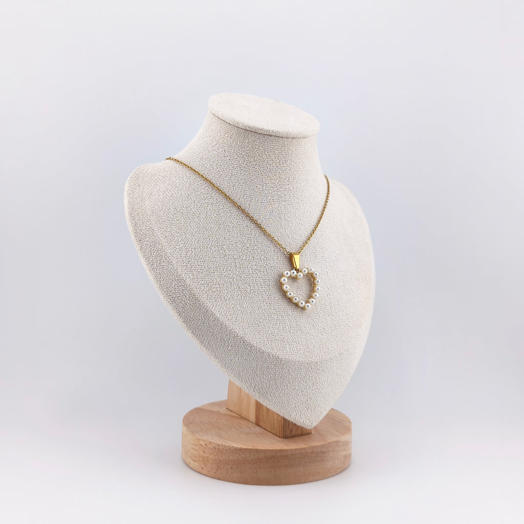 Gold-tone wire, openwork heart pendant with synthetic pearls | Hearts Collection – Amor Jewelry 