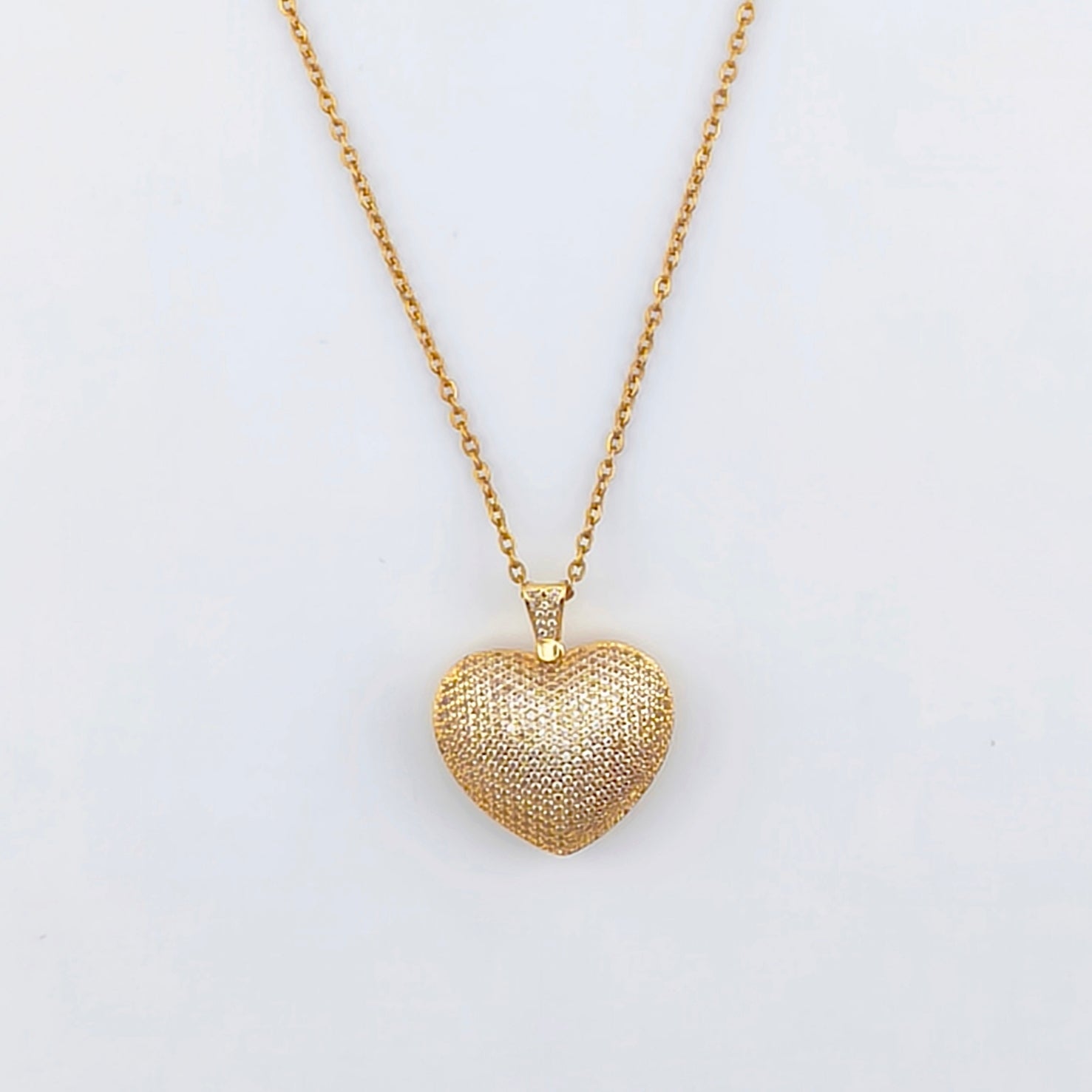 Gold wire, three-dimensional heart pendant studded with cubic zirconia and lace detail on the reverse | Hearts Collection – Amor Jewelry 