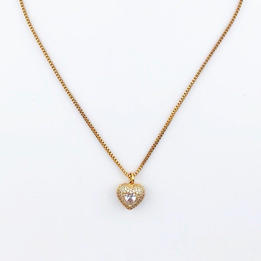 Gold-tone chain with three-dimensional heart pendant with cubic zirconia and lace detail on the reverse side | Hearts Collection – Amor Jewelry 