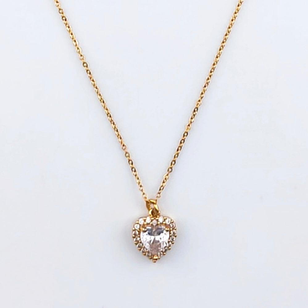 Gold-tone necklace with heart-shaped pendant and cubic zirconia stones | Hearts Collection – Amor Jewelry 