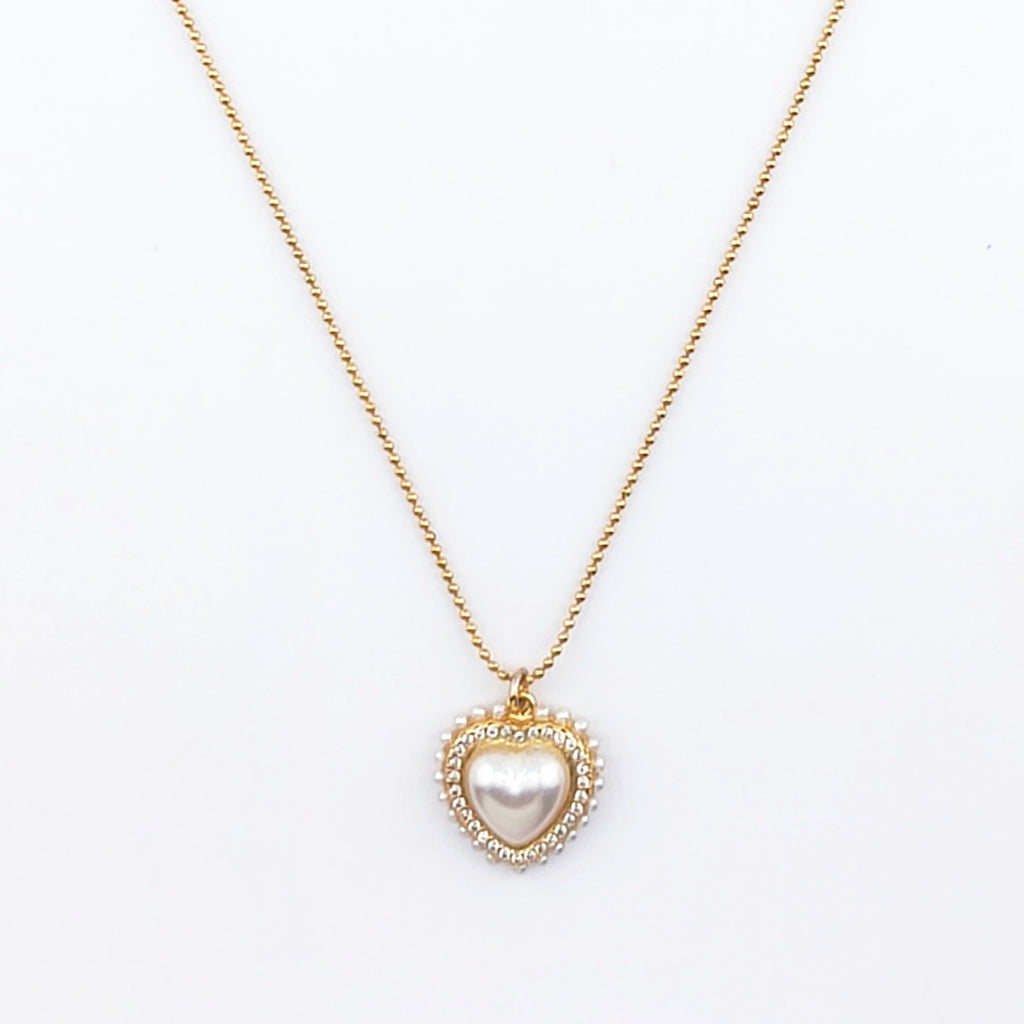 Gold-tone wire, heart-shaped pendant with a central synthetic pearl, surrounded by cubic zirconia and mini synthetic pearls | Hearts Collection – Amor Jewelry 