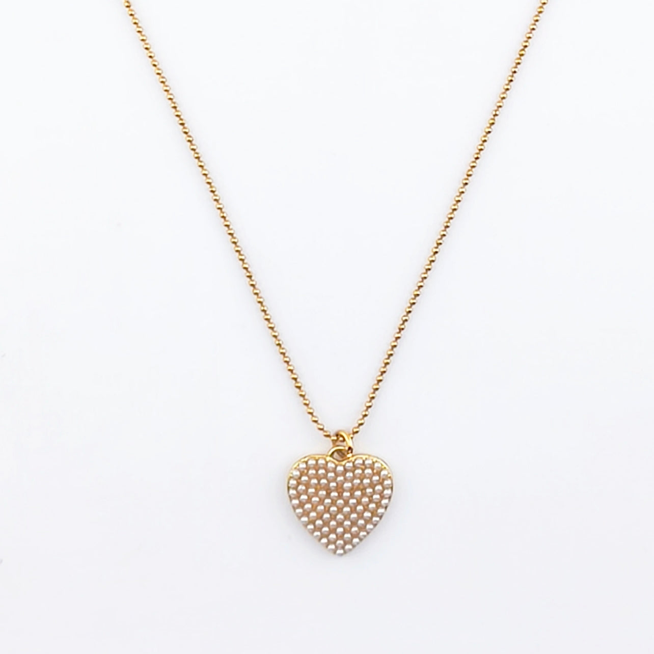 Gold wire, heart pendant studded with mini synthetic pearls | Hearts Collection – Amor Jewelry 