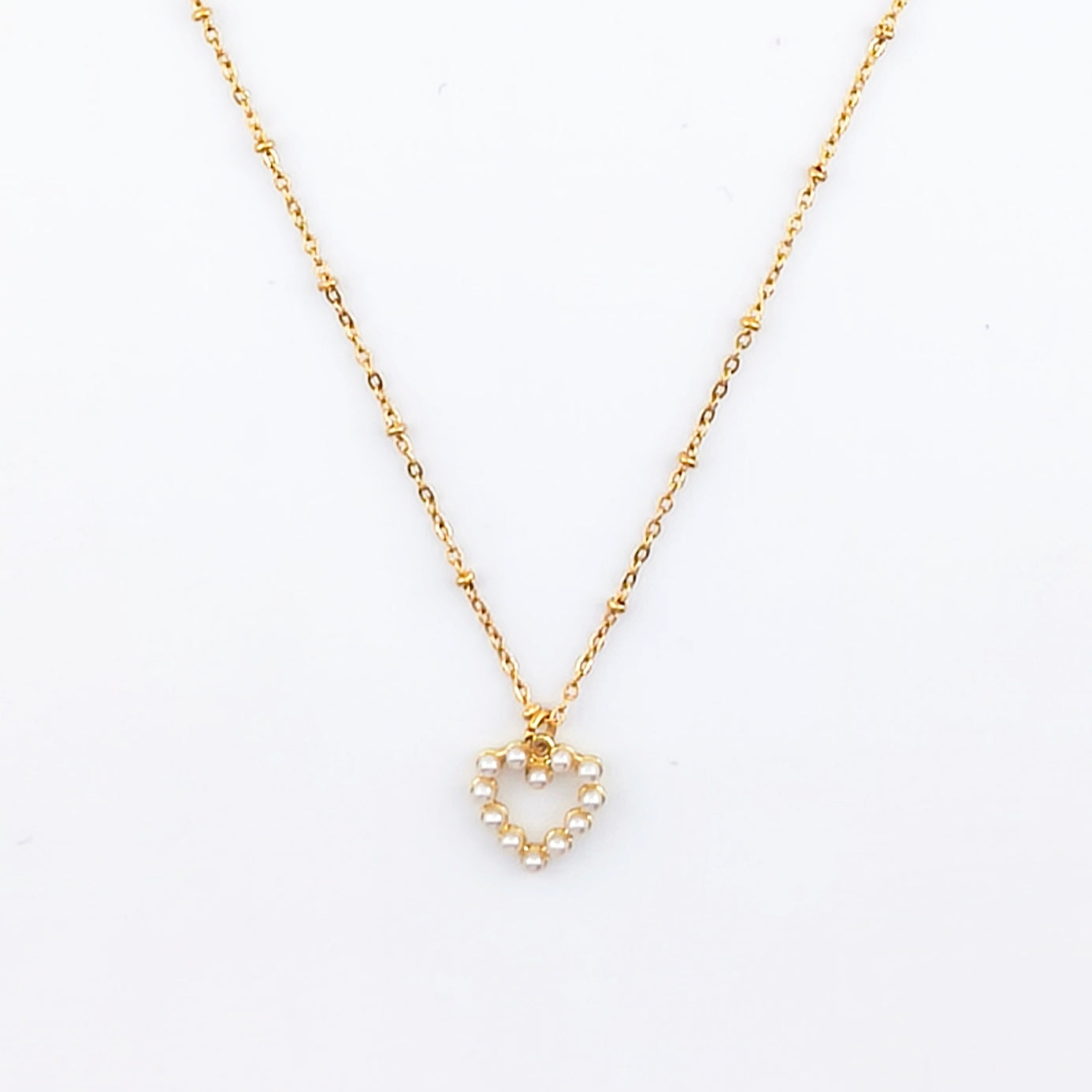 Gold-tone wire, openwork heart pendant with synthetic pearls | Hearts Collection – Amor Jewelry 