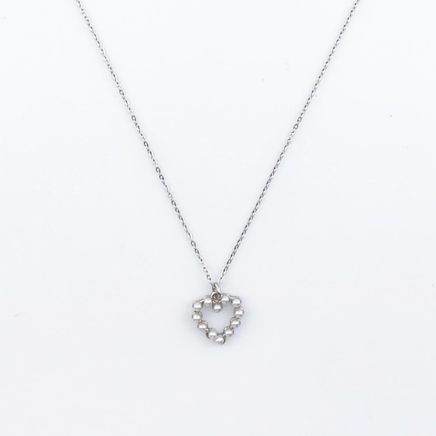 Gold-tone wire, openwork heart pendant with synthetic pearls | Hearts Collection – Amor Jewelry 