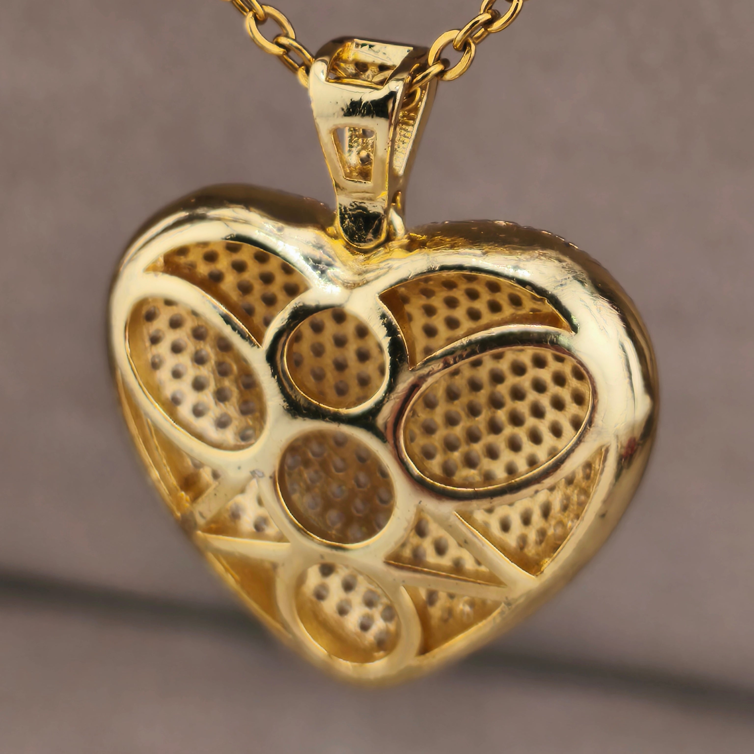 Gold wire, three-dimensional heart pendant studded with cubic zirconia and lace detail on the reverse | Hearts Collection – Amor Jewelry 