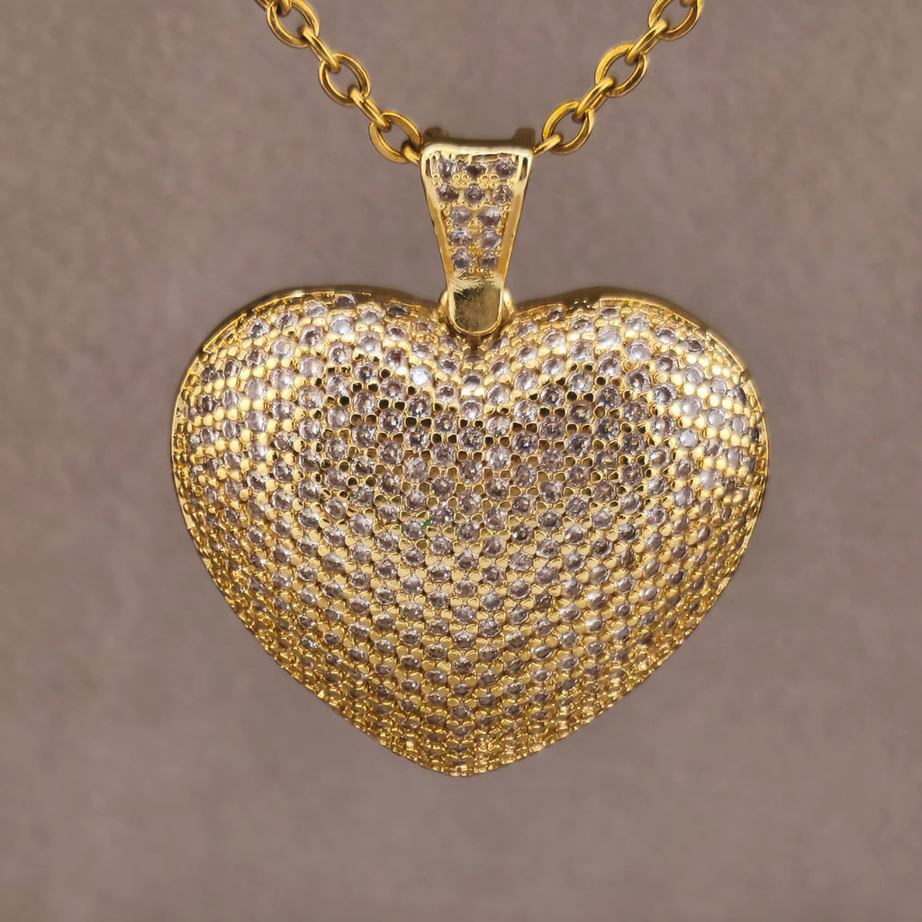 Gold wire, three-dimensional heart pendant studded with cubic zirconia and lace detail on the reverse | Hearts Collection – Amor Jewelry 