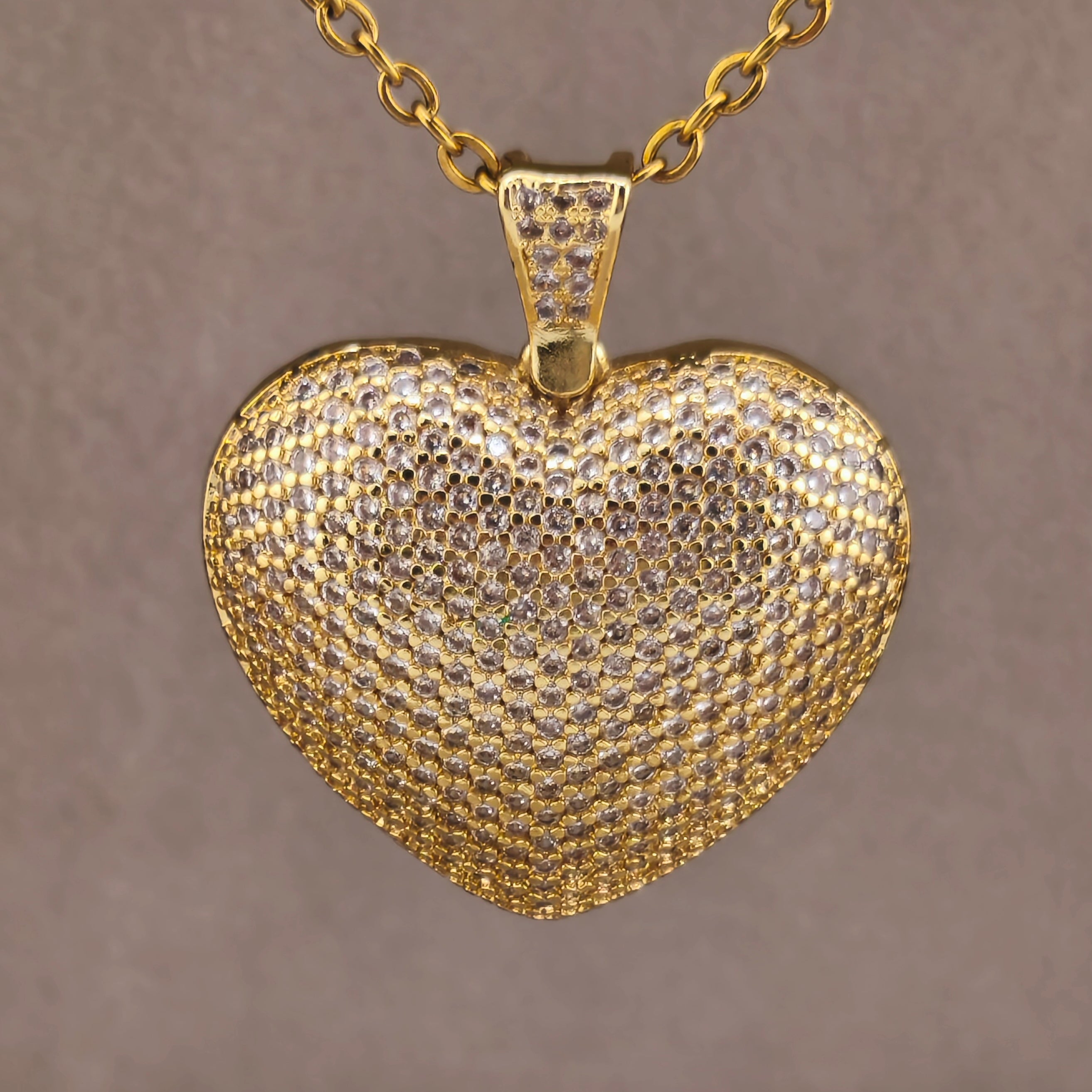 Gold wire, three-dimensional heart pendant studded with cubic zirconia and lace detail on the reverse | Hearts Collection – Amor Jewelry 