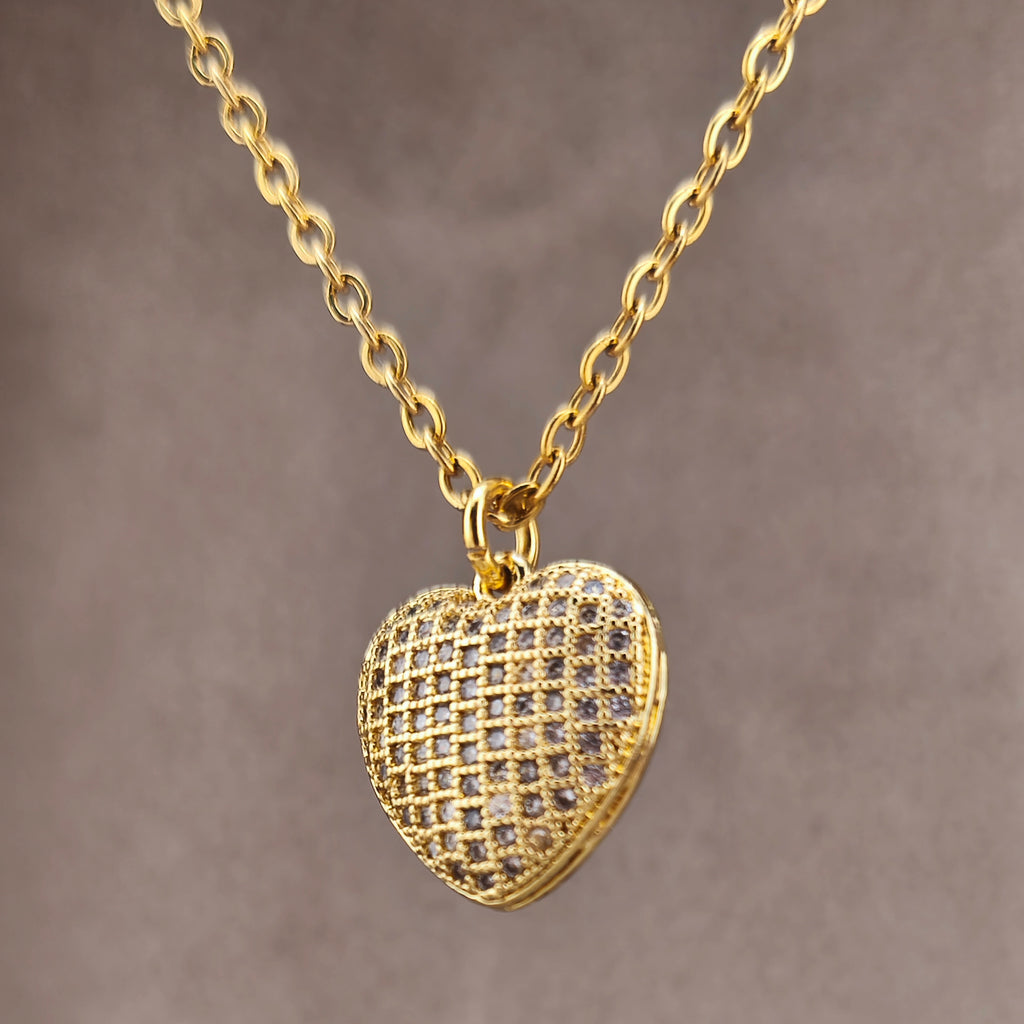 Gold wire, three-dimensional heart pendant studded with cubic zirconia and lace detail on the reverse | Hearts Collection – Amor Jewelry 