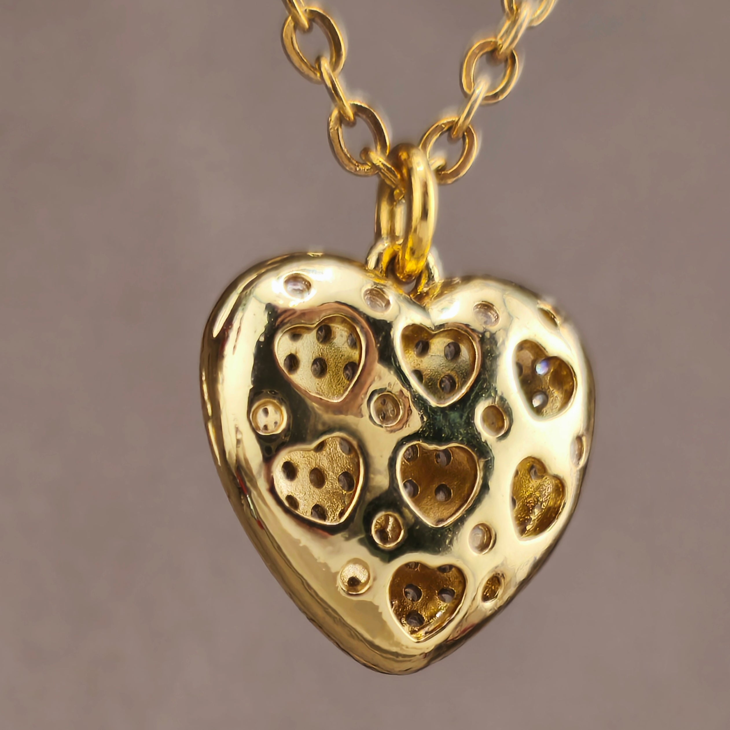 Gold wire, three-dimensional heart pendant studded with cubic zirconia and lace detail on the reverse | Hearts Collection – Amor Jewelry 