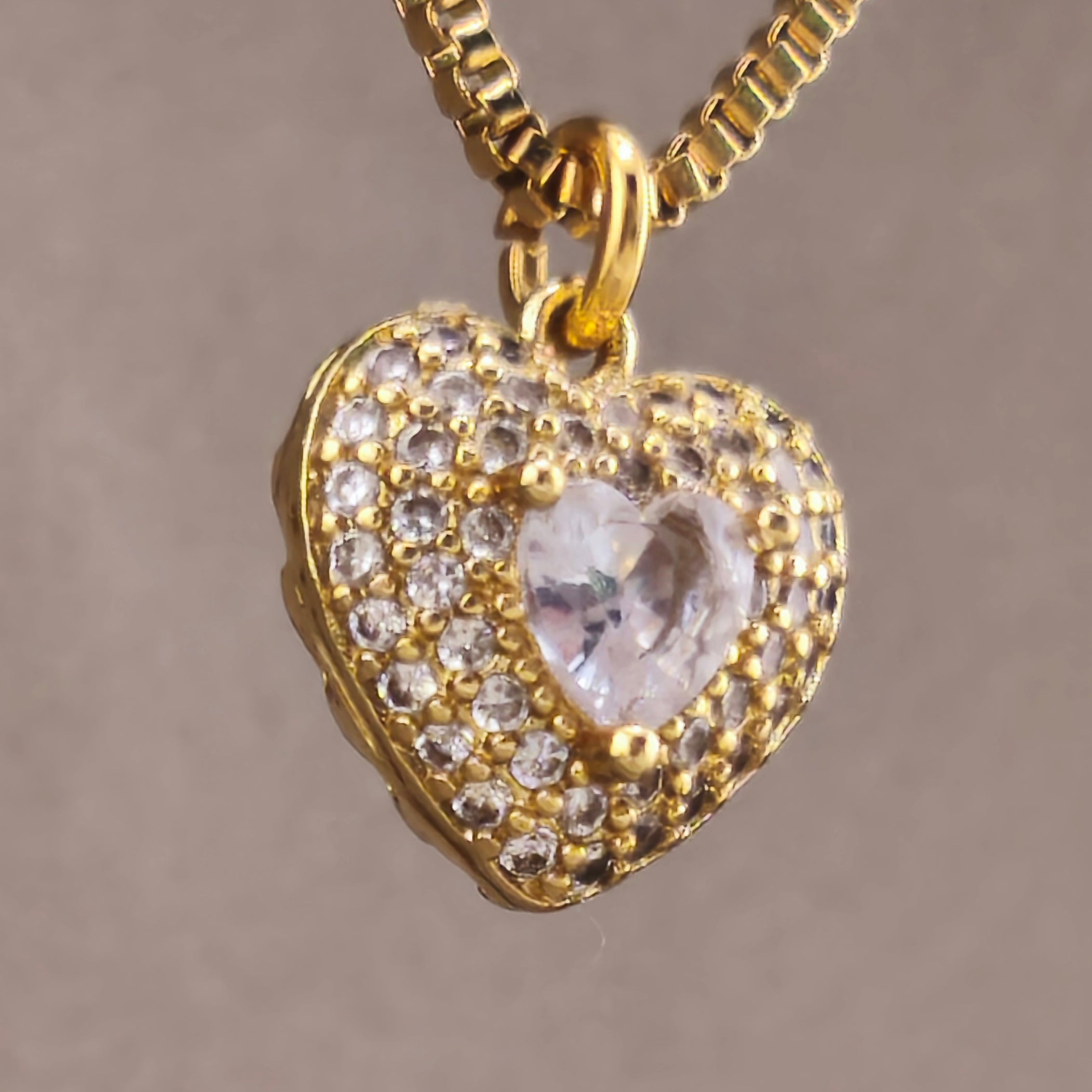 Gold-tone chain with three-dimensional heart pendant with cubic zirconia and lace detail on the reverse side | Hearts Collection – Amor Jewelry 