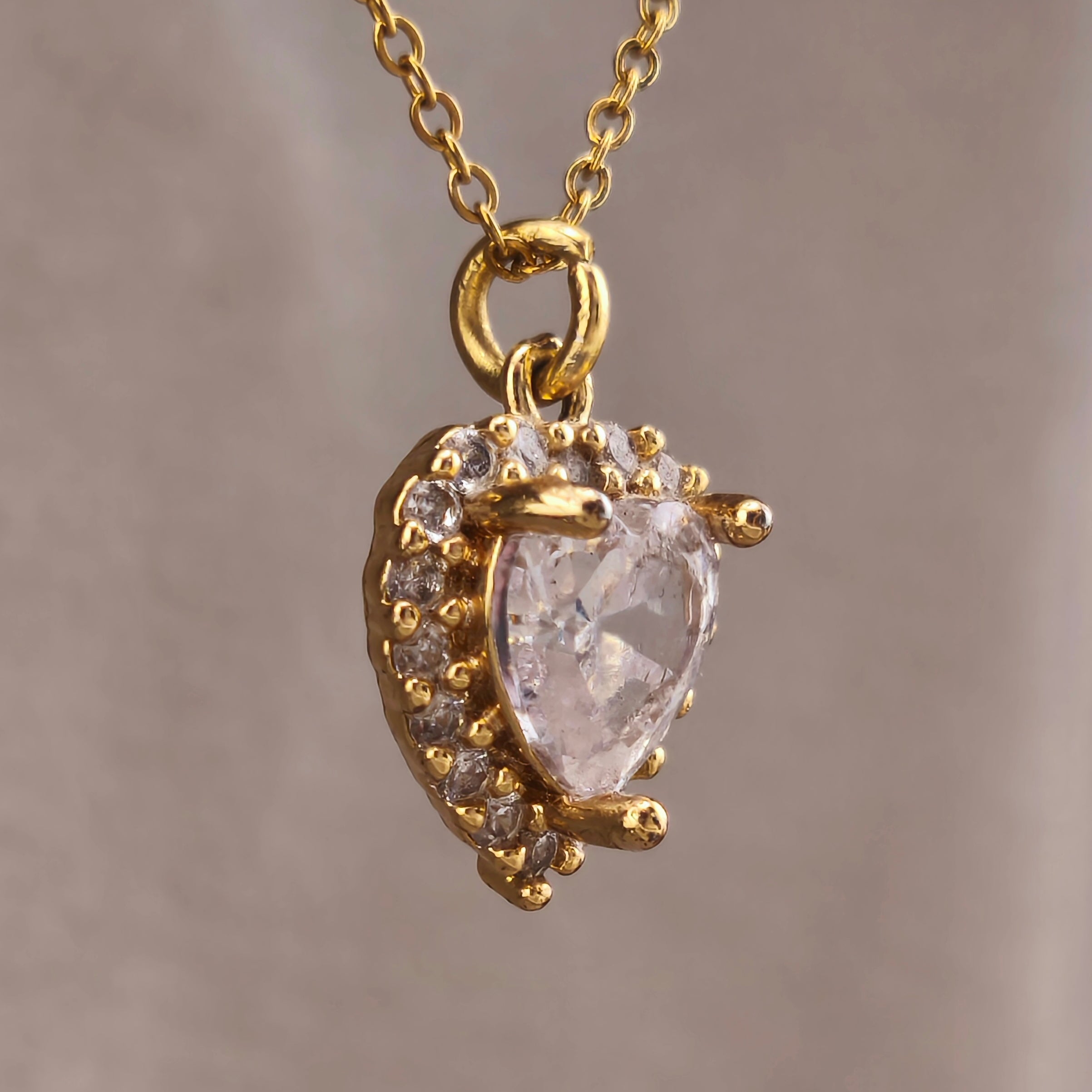 Gold-tone necklace with heart-shaped pendant and cubic zirconia stones | Hearts Collection – Amor Jewelry 