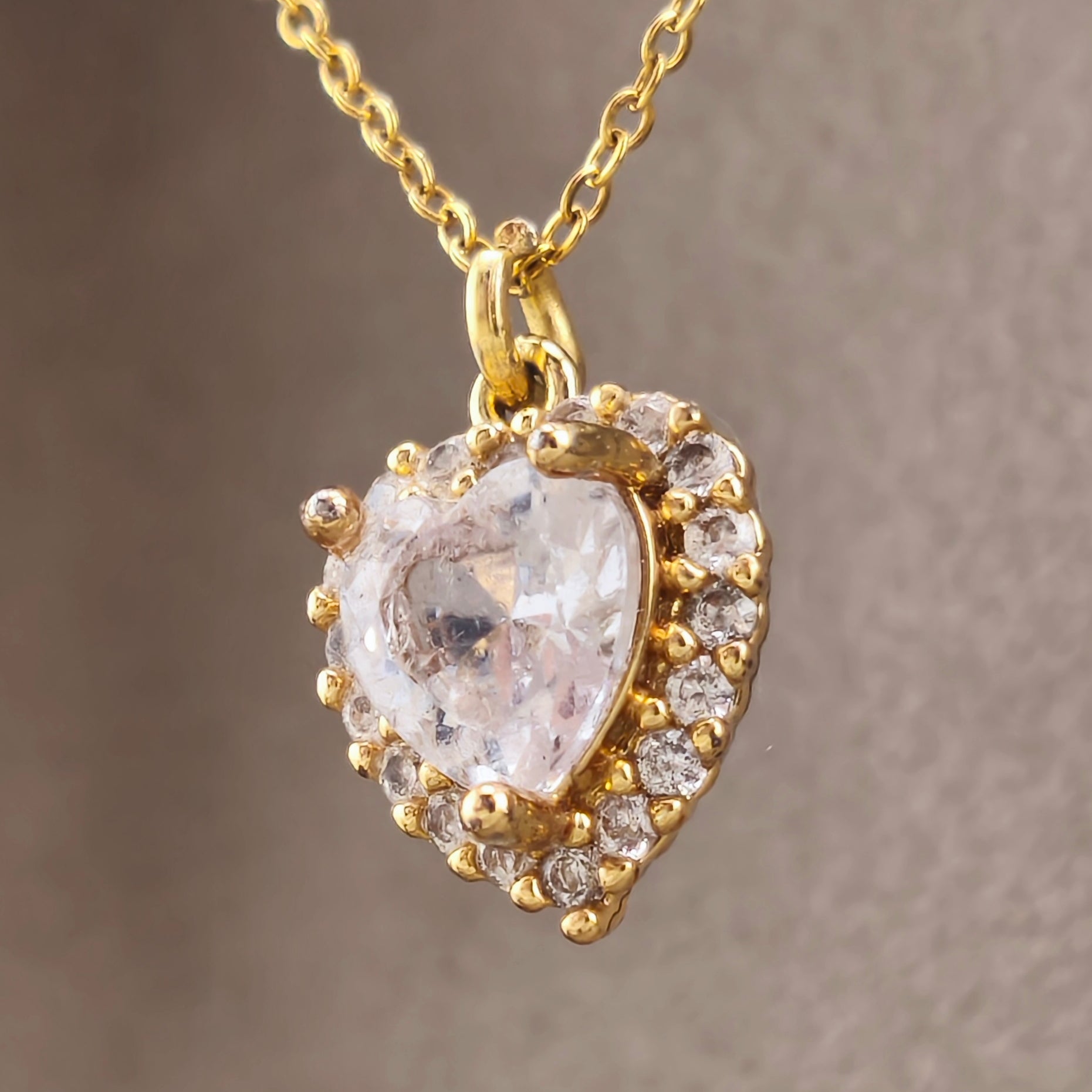 Gold-tone necklace with heart-shaped pendant and cubic zirconia stones | Hearts Collection – Amor Jewelry 