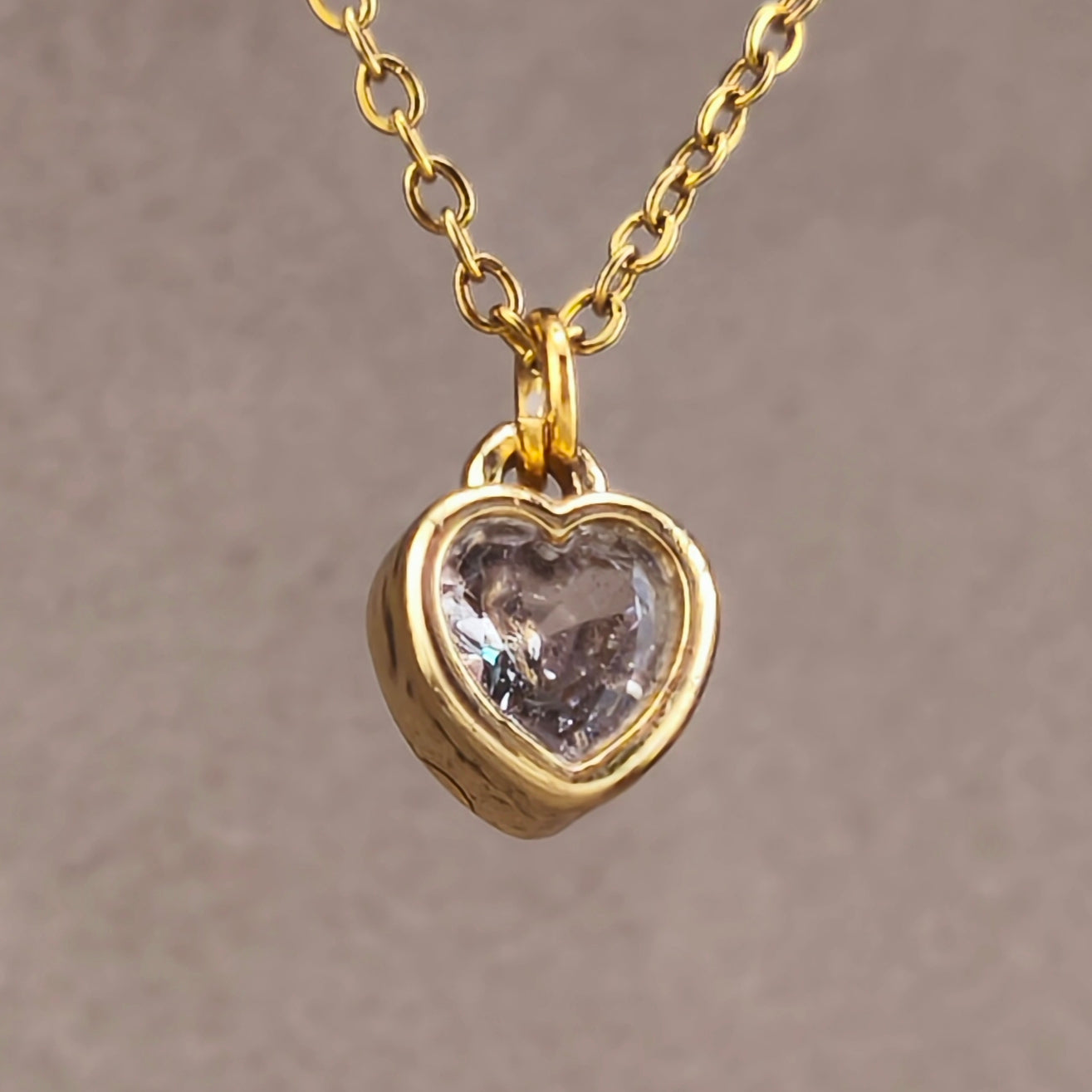 Gold-tone cord with heart-shaped pendant | Hearts Collection – Love Jewelry