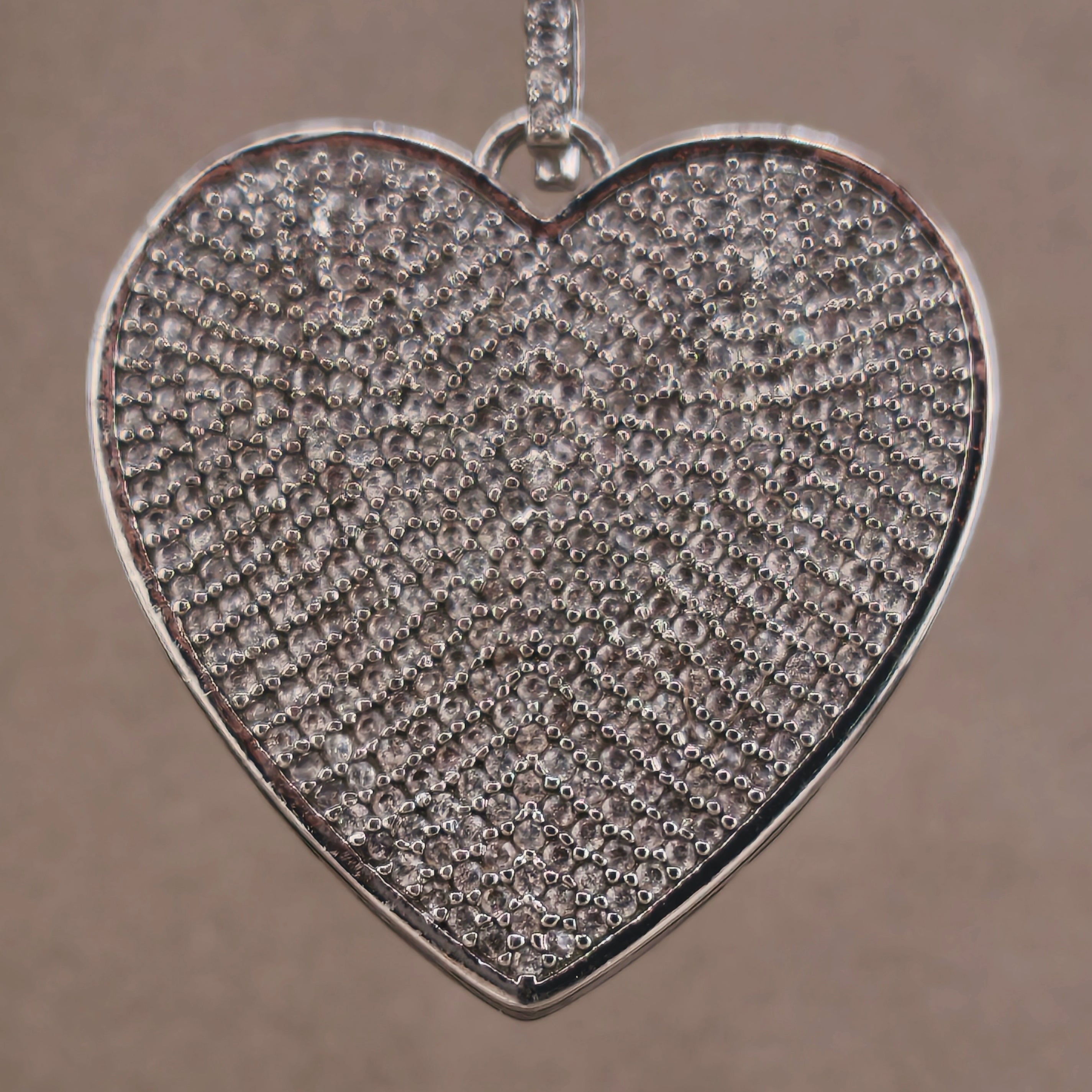 Silver wire, flat heart pendant set with cubic zirconia | Hearts Collection – Amor Jewelry 