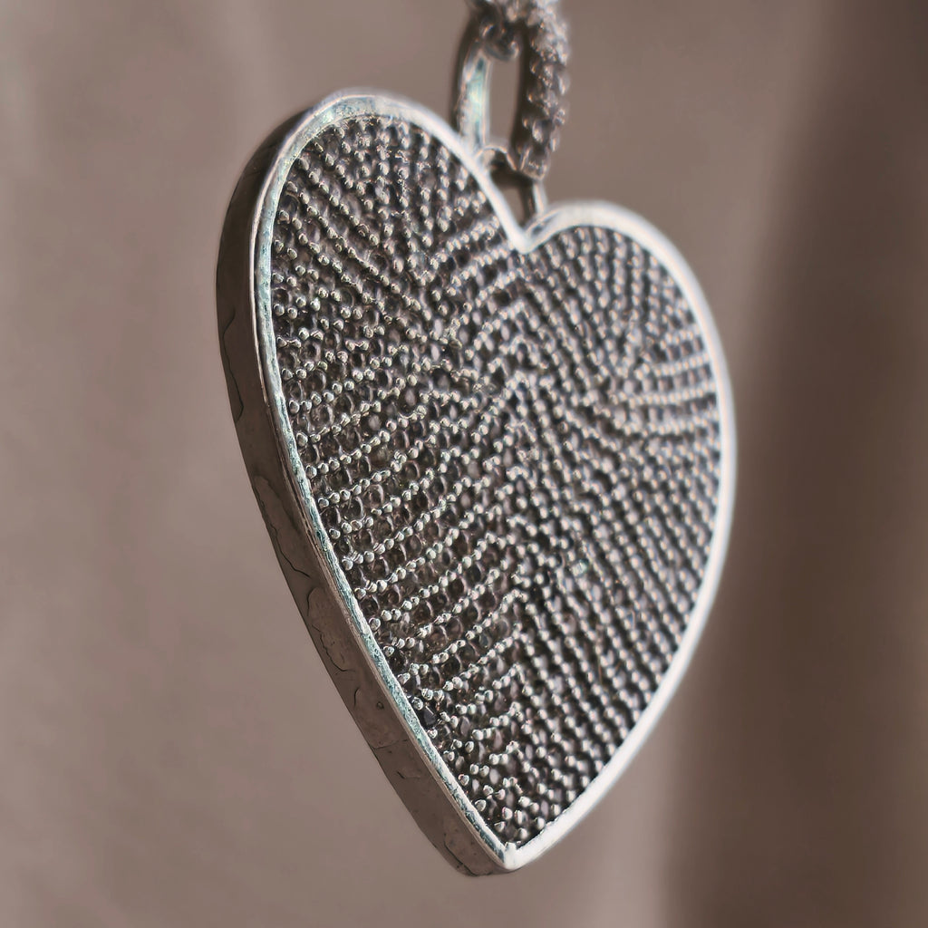 Silver wire, flat heart pendant set with cubic zirconia | Hearts Collection – Amor Jewelry 