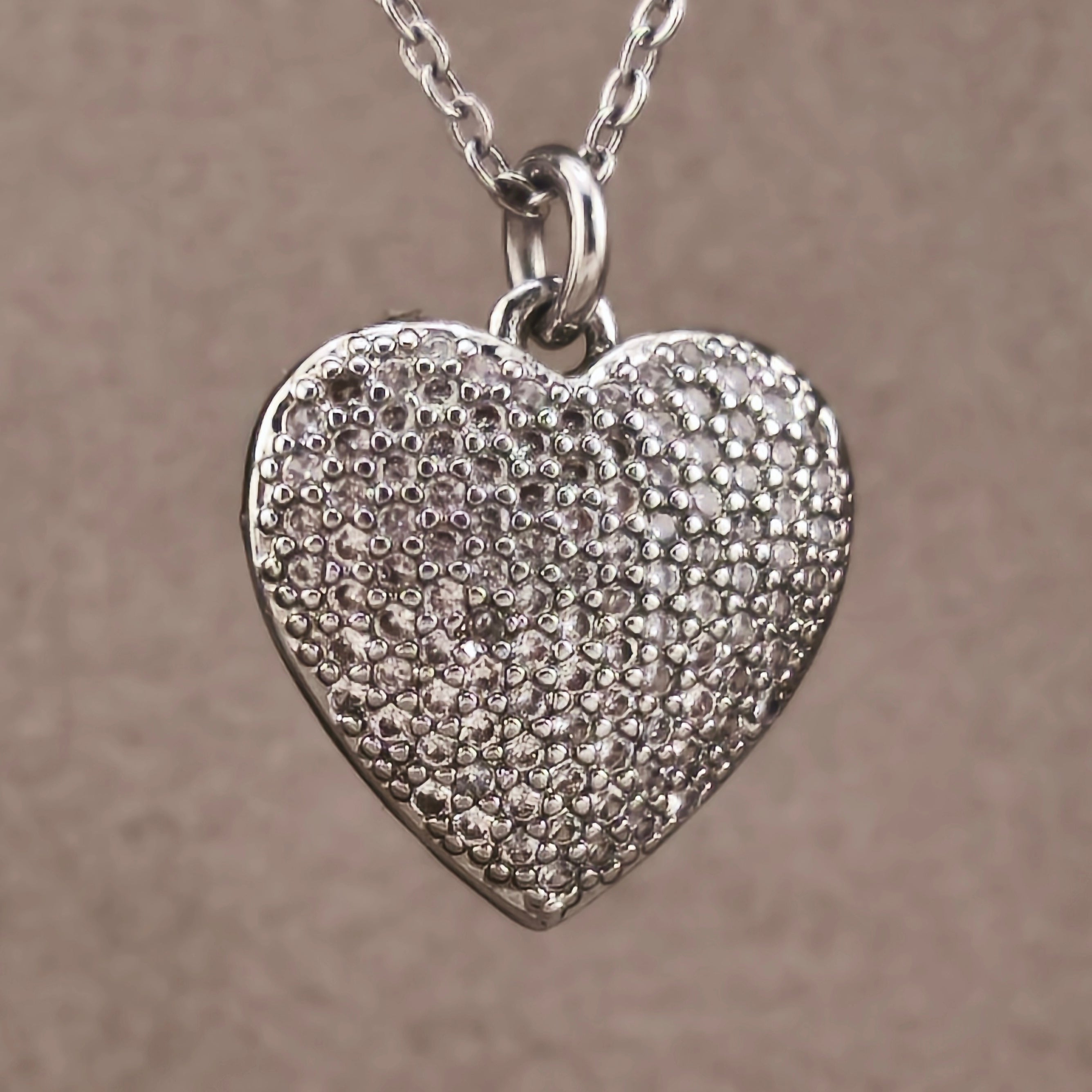 Silver-plated wire, concave heart pendant set with cubic zirconia | Hearts Collection – Amor Jewelry 