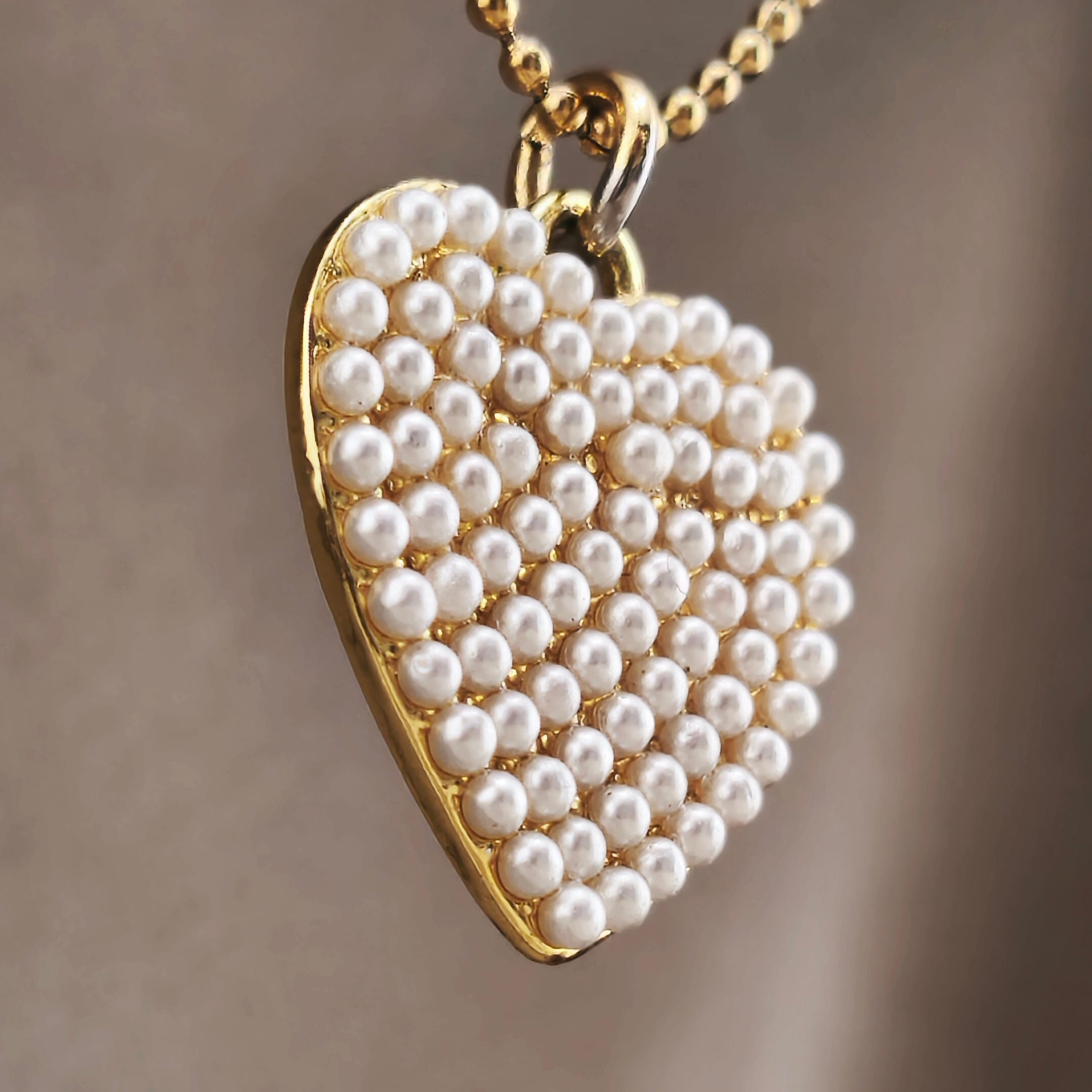 Gold wire, heart pendant studded with mini synthetic pearls | Hearts Collection – Amor Jewelry 