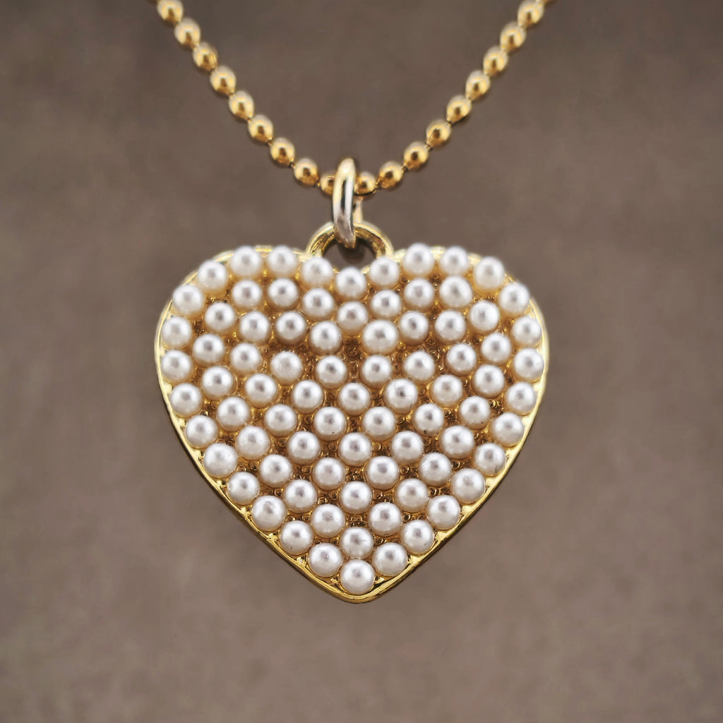 Fio em aço inoxidável com corrente bolinha e pendente em forma de coração plano cravejado com mini pérolas sintéticas. Coleção Corações | Joias de Amor