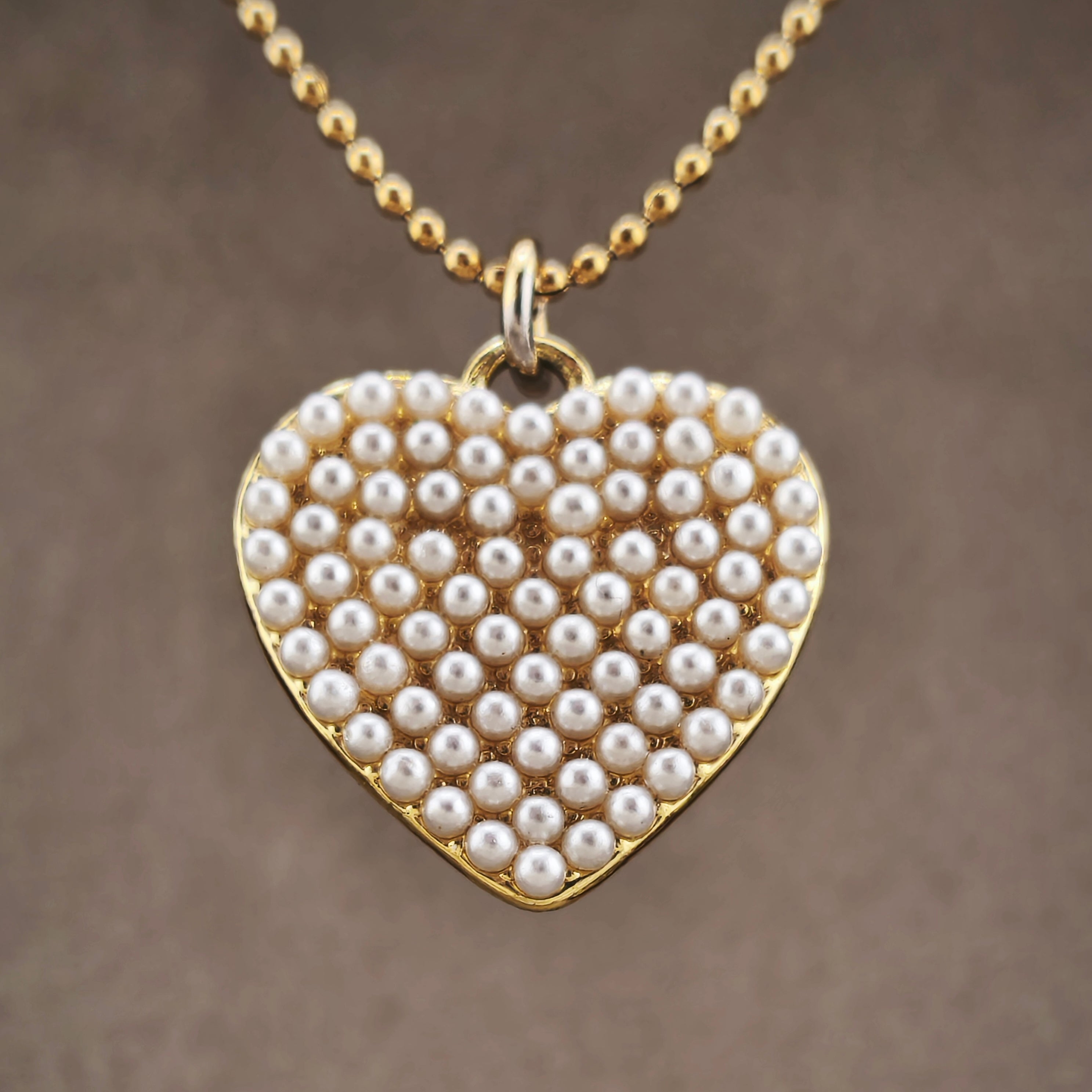Gold wire, heart pendant studded with mini synthetic pearls | Hearts Collection – Amor Jewelry 