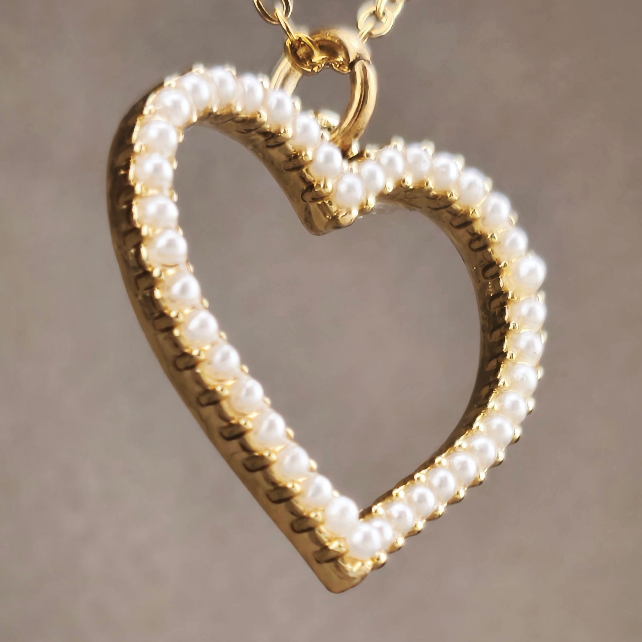 Gold-tone wire, openwork heart pendant with mini synthetic pearls | Hearts Collection – Amor Jewelry 