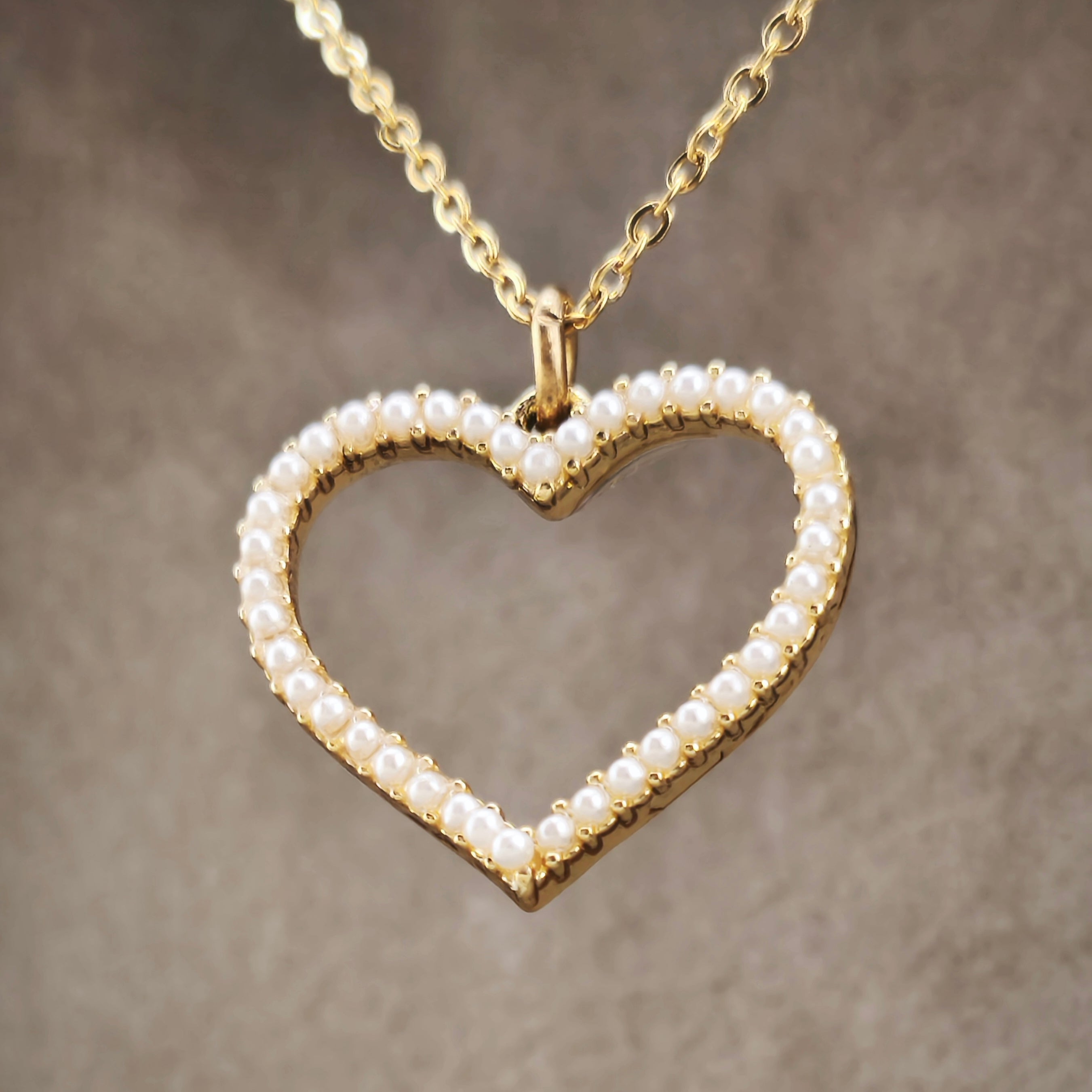 Gold-tone wire, openwork heart pendant with mini synthetic pearls | Hearts Collection – Amor Jewelry 