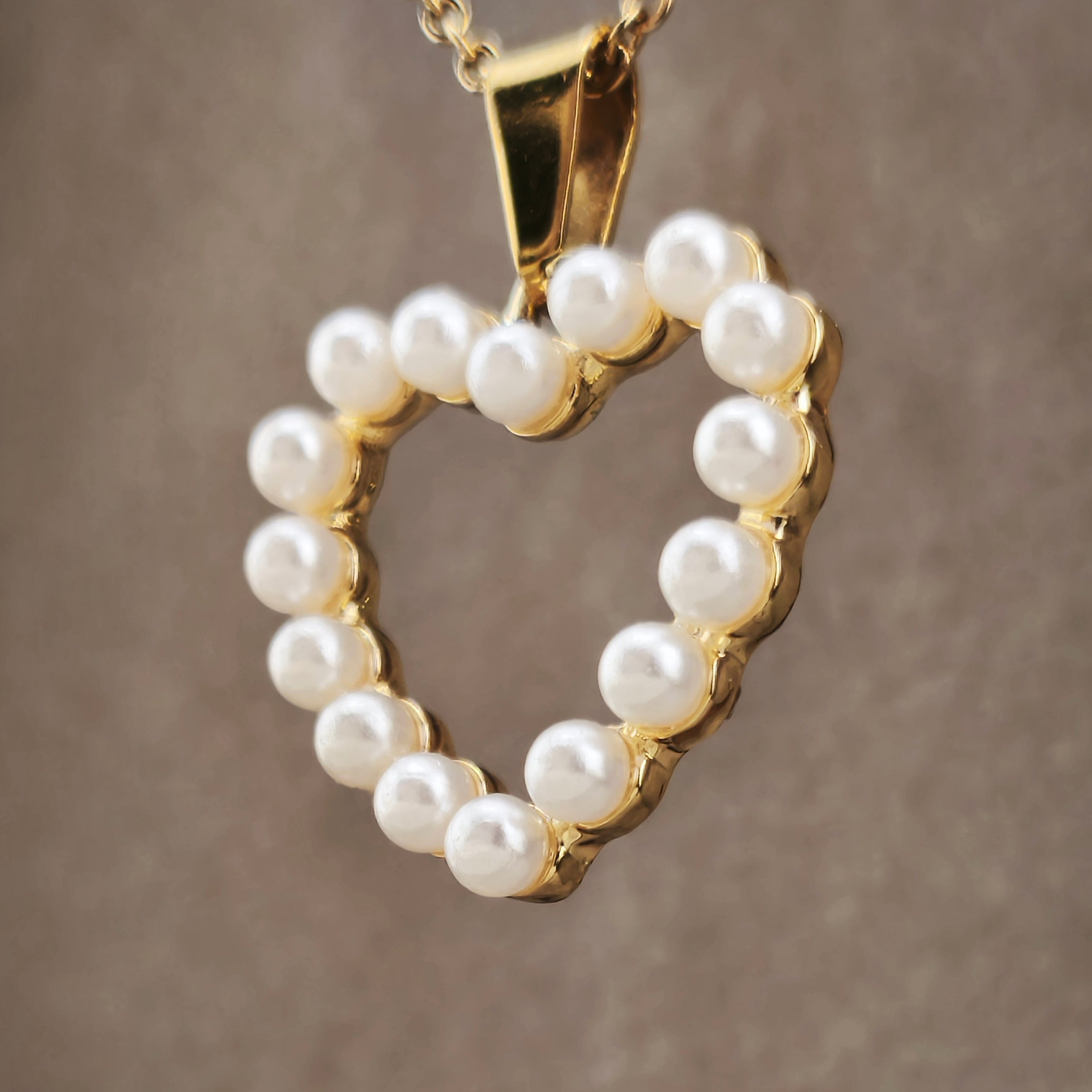 Gold-tone wire, openwork heart pendant with synthetic pearls | Hearts Collection – Amor Jewelry 