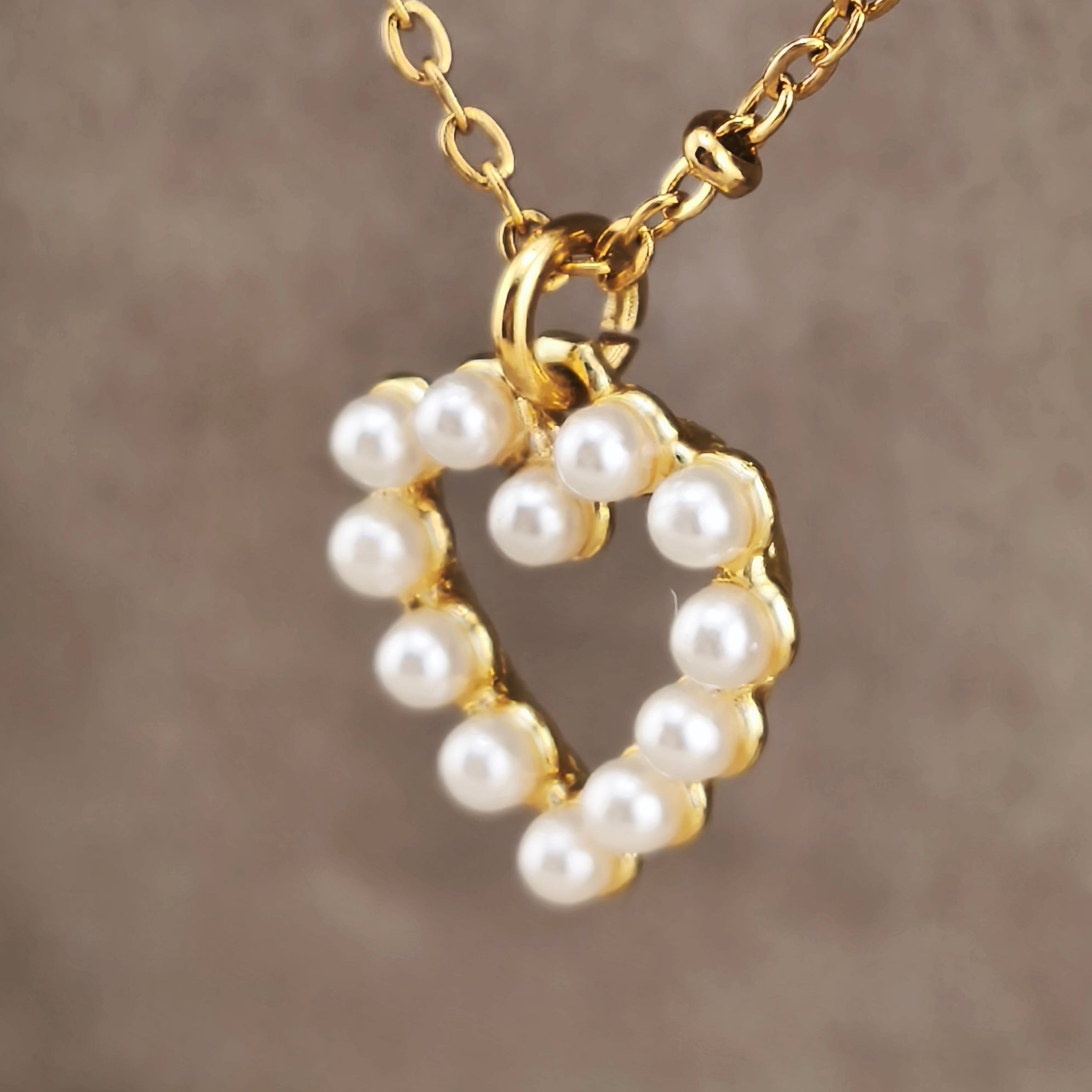 Gold-tone wire, openwork heart pendant with synthetic pearls | Hearts Collection – Amor Jewelry 