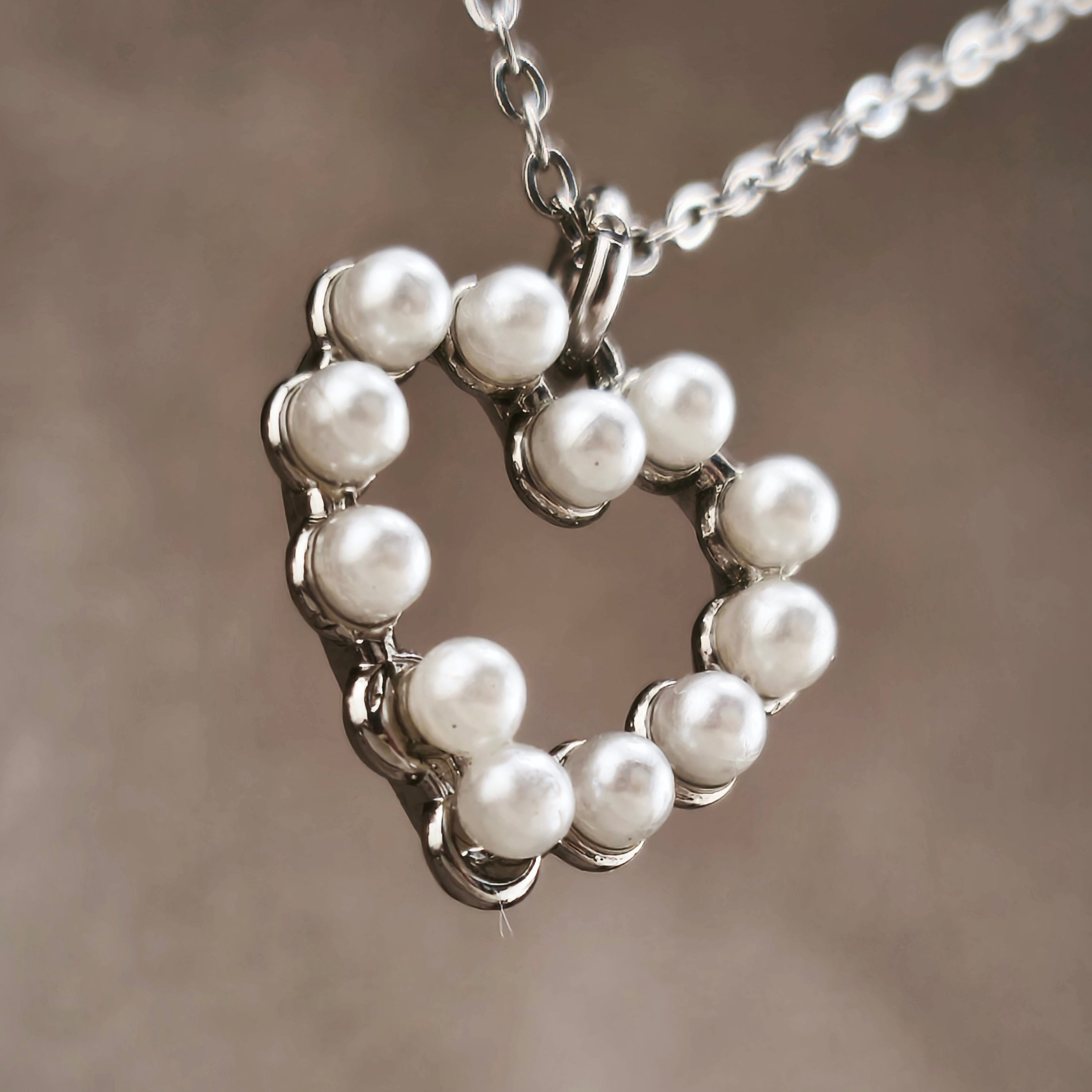 Gold-tone wire, openwork heart pendant with synthetic pearls | Hearts Collection – Amor Jewelry 