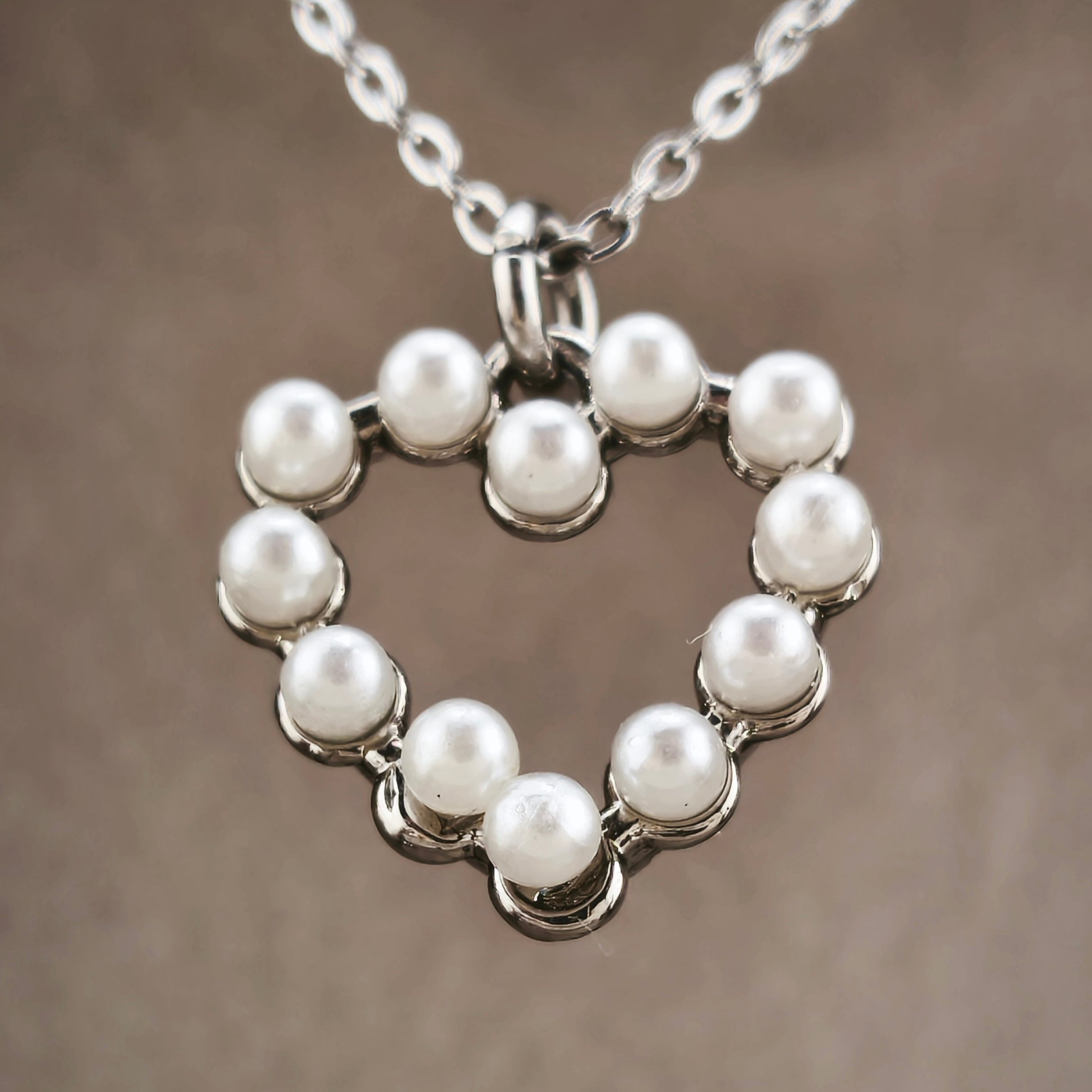 Gold-tone wire, openwork heart pendant with synthetic pearls | Hearts Collection – Amor Jewelry 