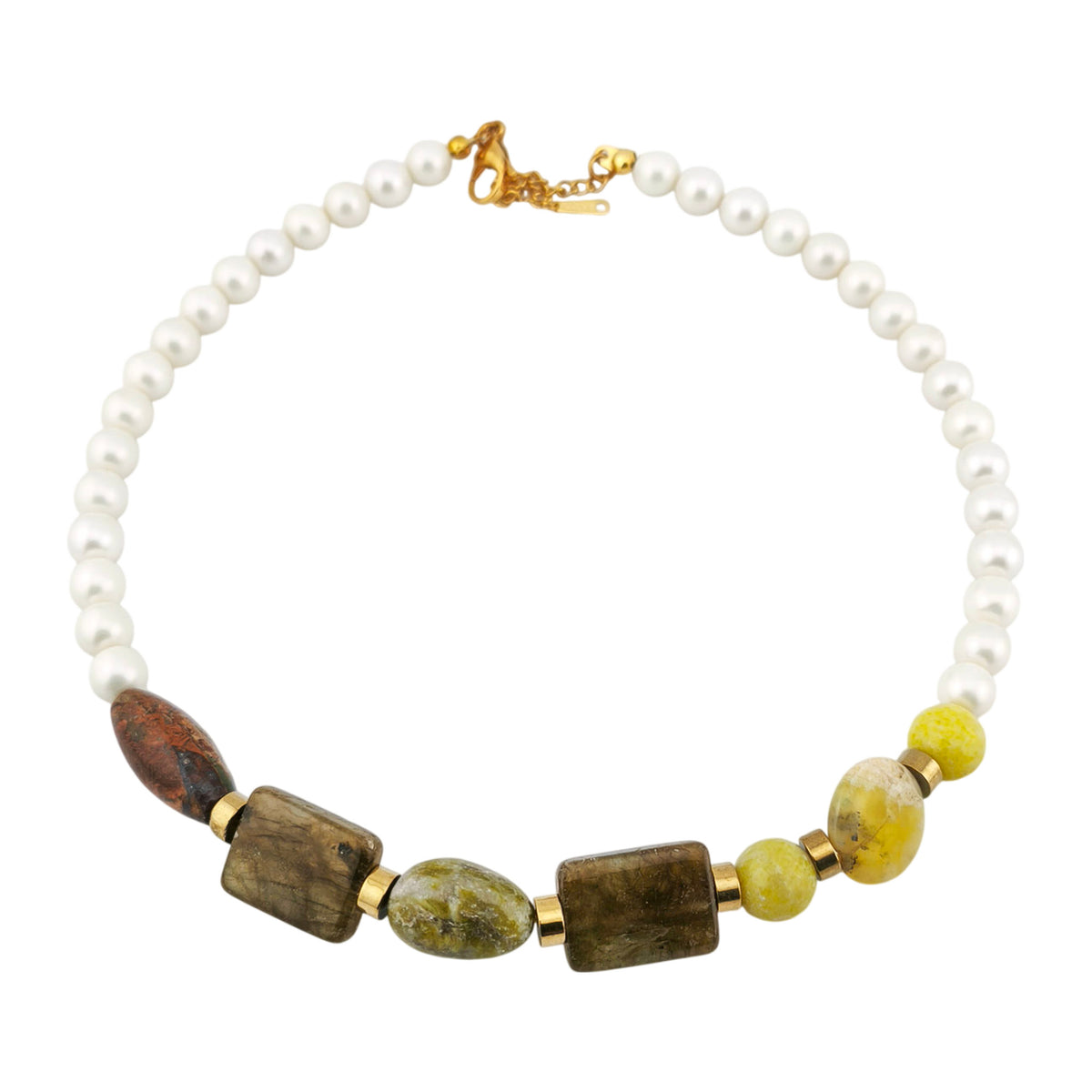 Colar Nascente Vale, gargantilha com pérolas de concha e pedras naturais em verde oliva, castanho e amarelo-lima, com elementos dourados, sobre fundo branco.