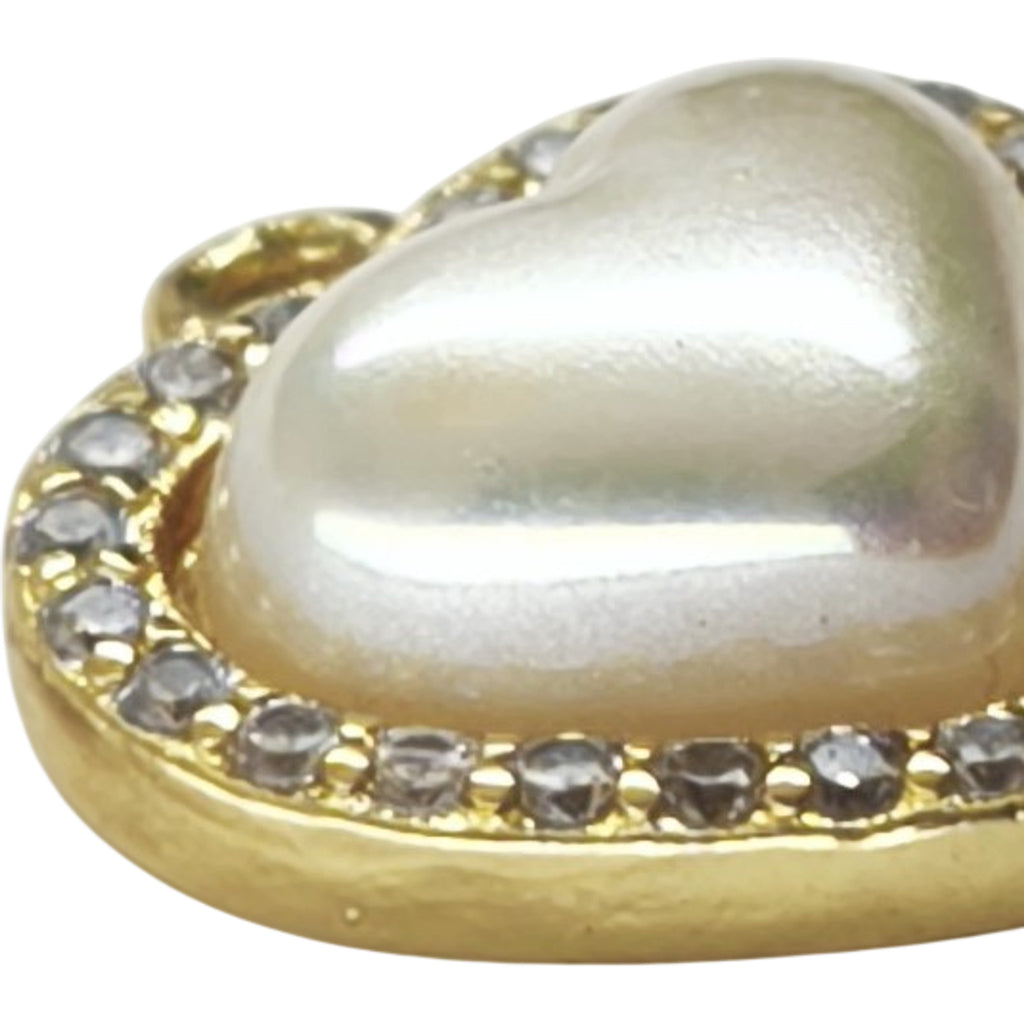Detalhe do Pendente Coração Iluminante dourado, com pérola artificial em forma de coração, zircónias e estrutura em Zamak banhado a ouro.
