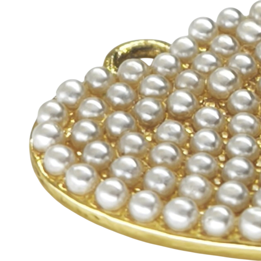 Detalhe do Pendente Coração de Pérolas dourado, com pequenas pérolas artificiais e estrutura em Zamak com banho de ouro.