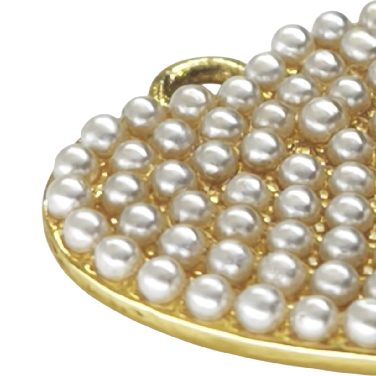 Detalhe do Pendente Coração de Pérolas dourado, com pequenas pérolas artificiais e estrutura em Zamak com banho de ouro.