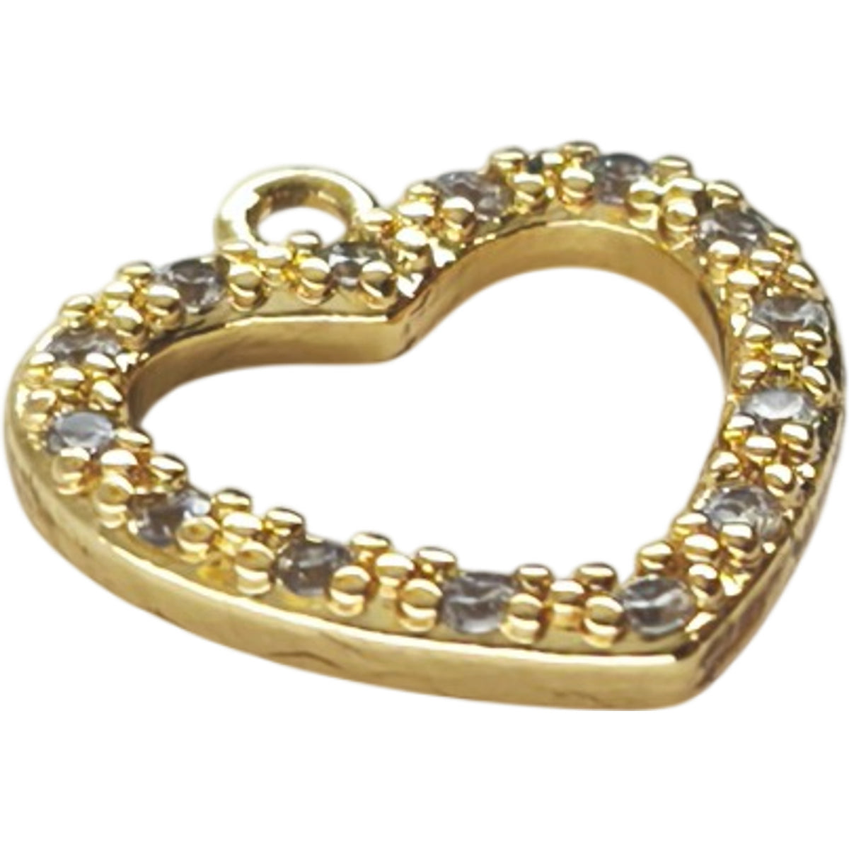 Detalhe do Pendente Eco do Amor dourado, com coração vazado e rebordo cravejado com zircónias.