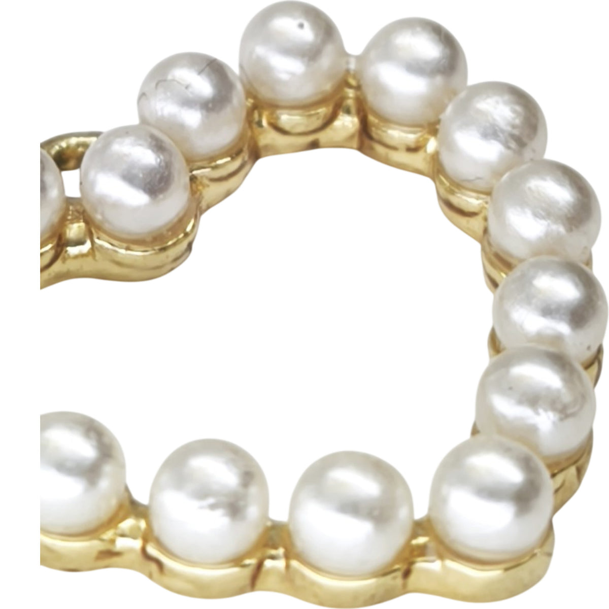 Detalhe do Pendente Amor Sereno dourado, com pérolas artificiais e estrutura em Zamak banhado a ouro.