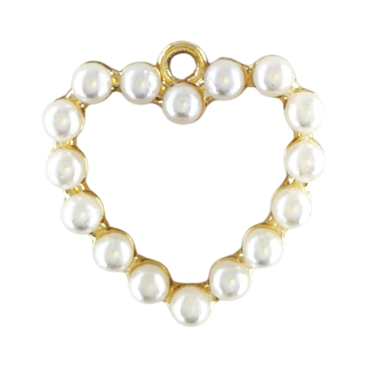Pendente Amor Sereno dourado, em forma de coração vazado contornado por pérolas artificiais.