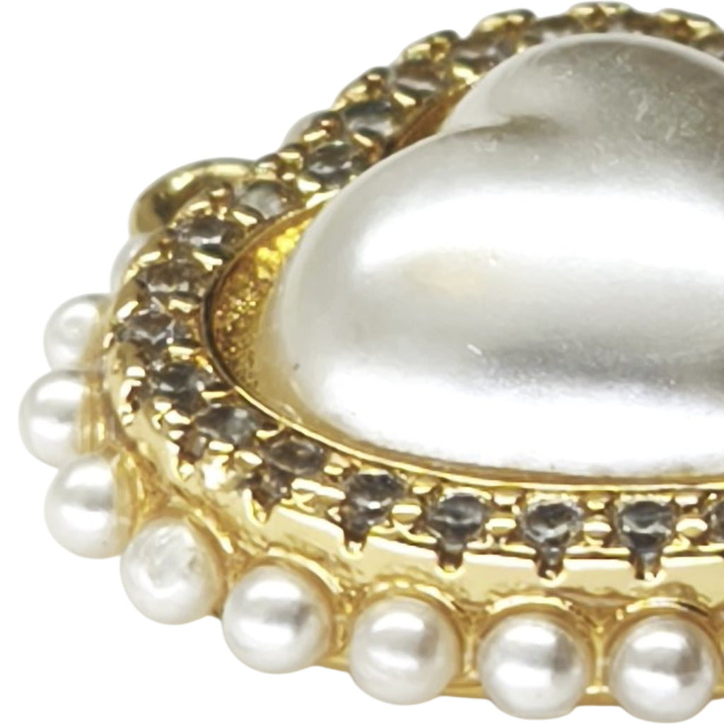 Detalhe do Pendente Coração Celestial dourado, com zircónias e pequenas pérolas artificiais em estrutura de Zamak banhado a ouro.